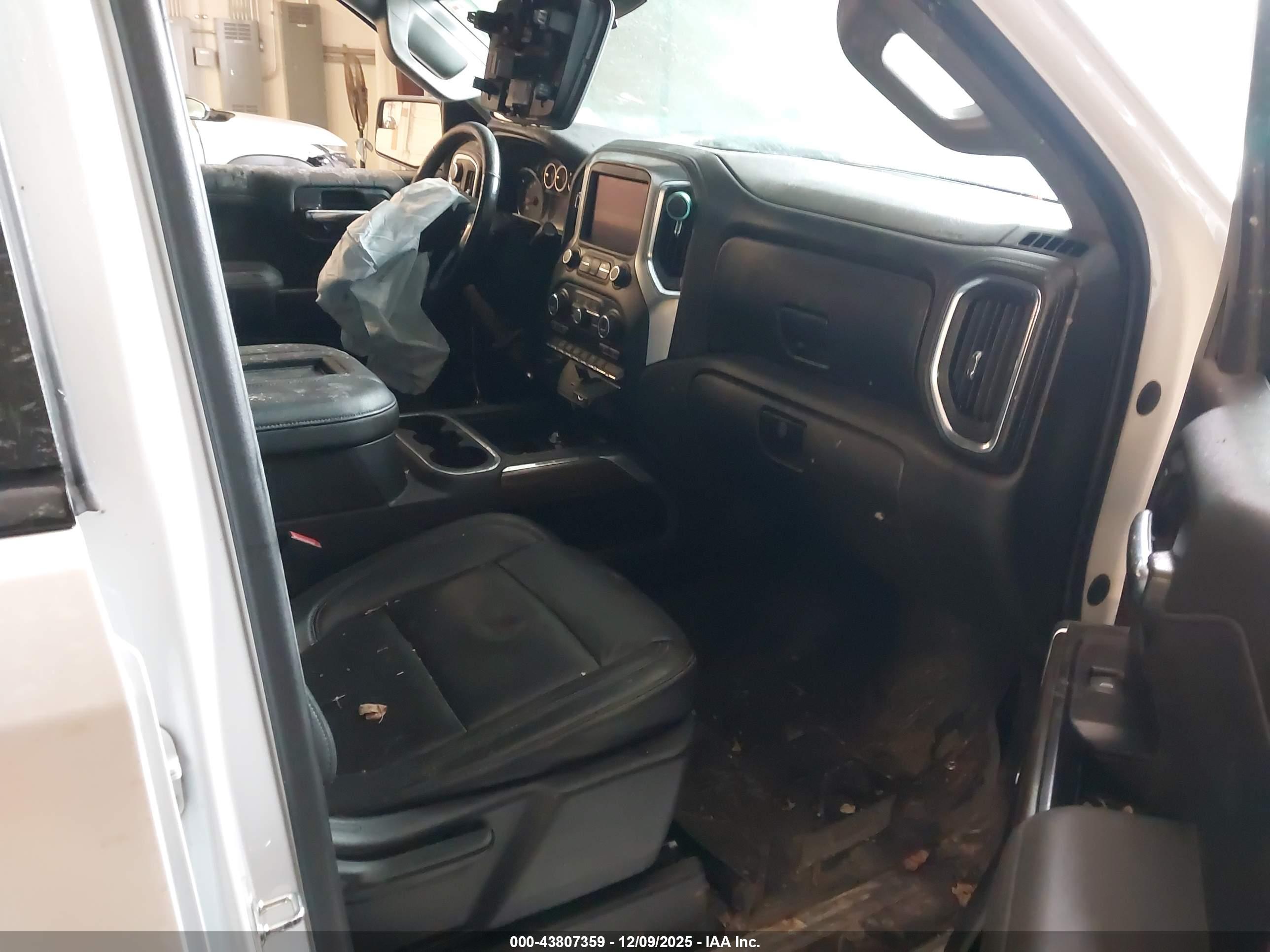 CHEVROLET SILVERADO image 5