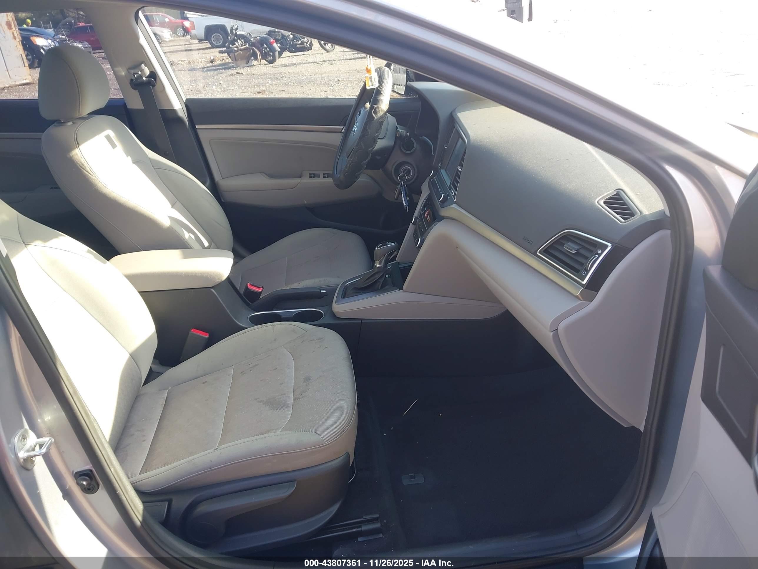 HYUNDAI ELANTRA image 5