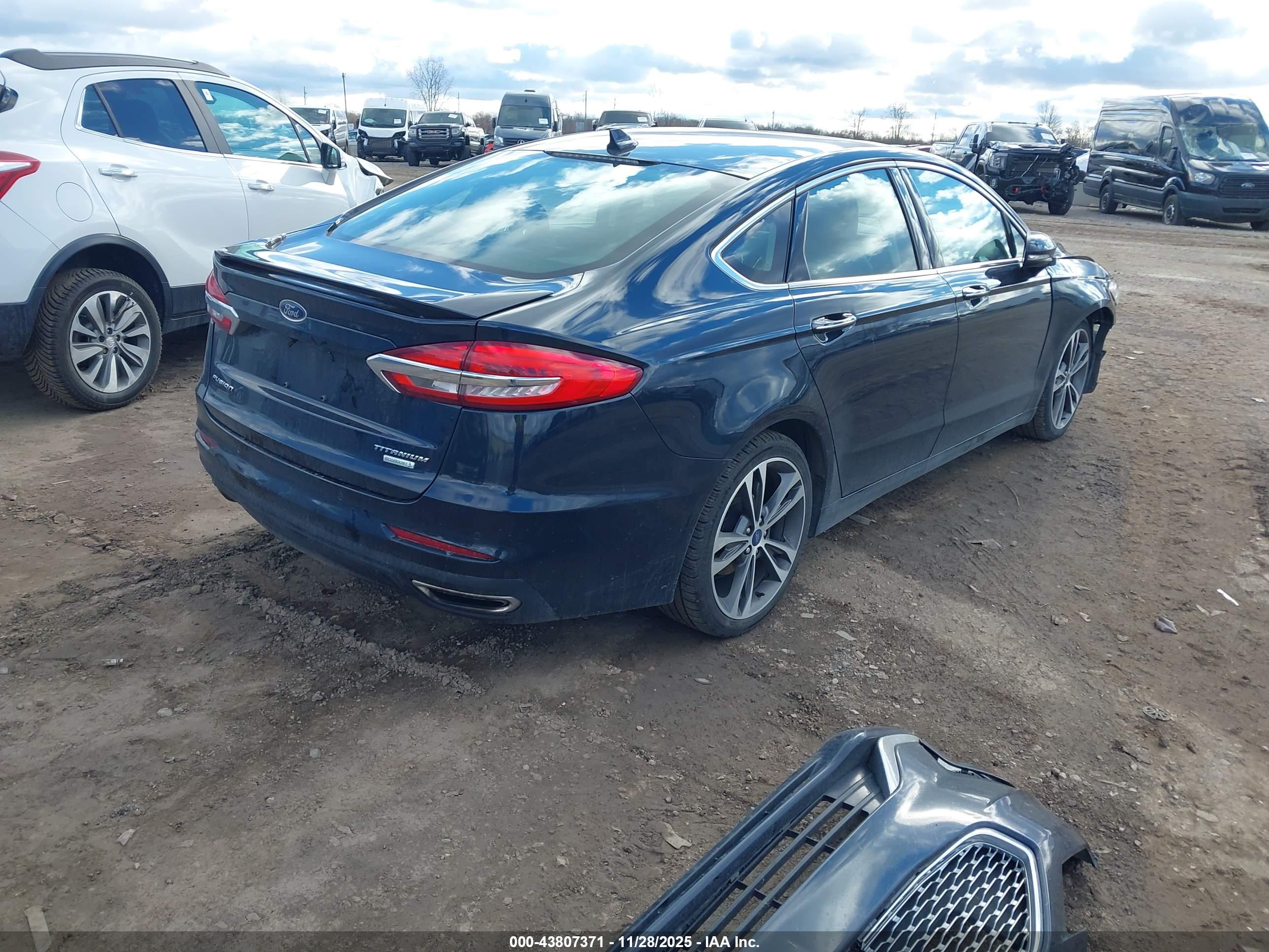 FORD FUSION image 4