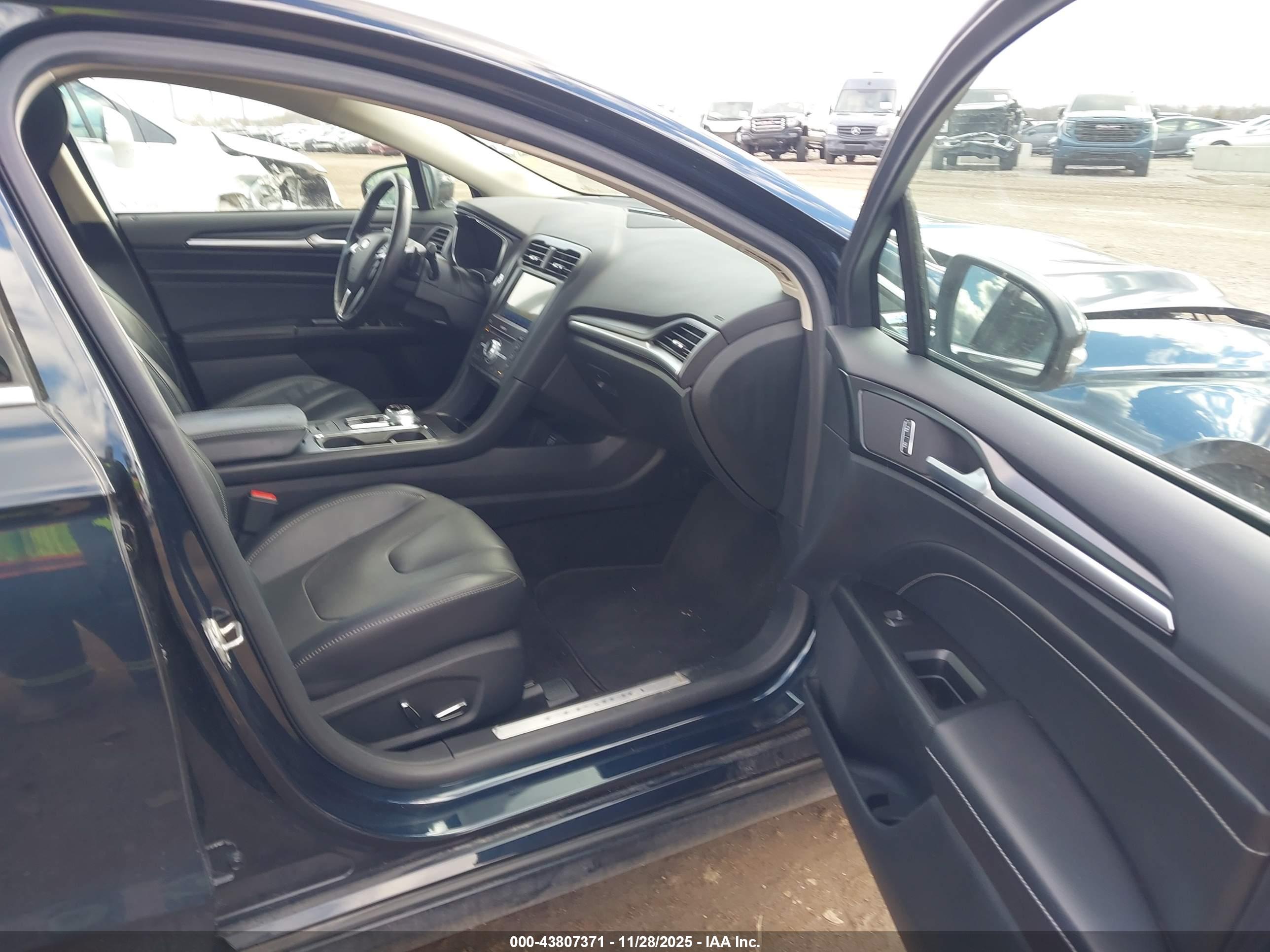 FORD FUSION image 5