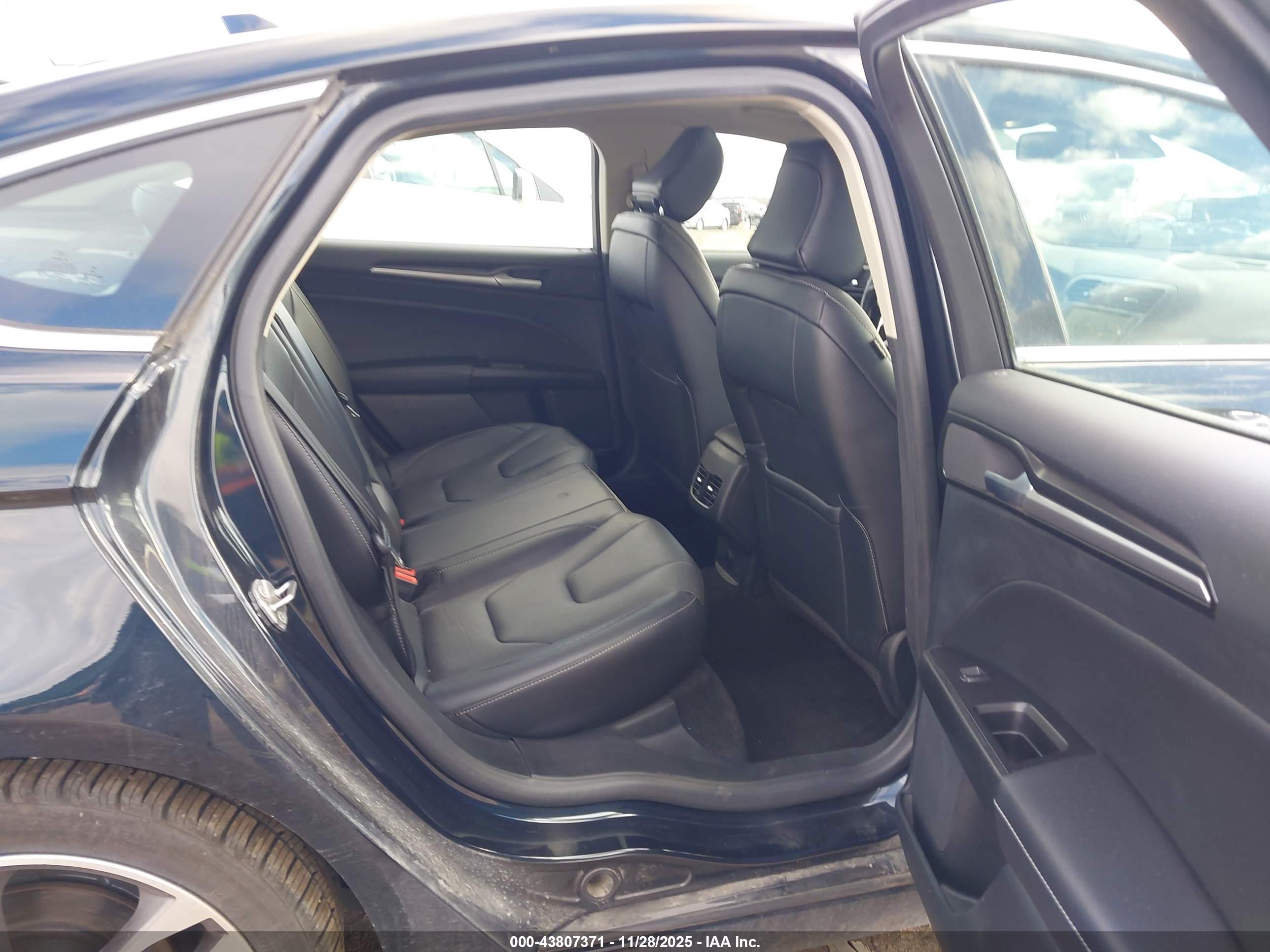 FORD FUSION image 8