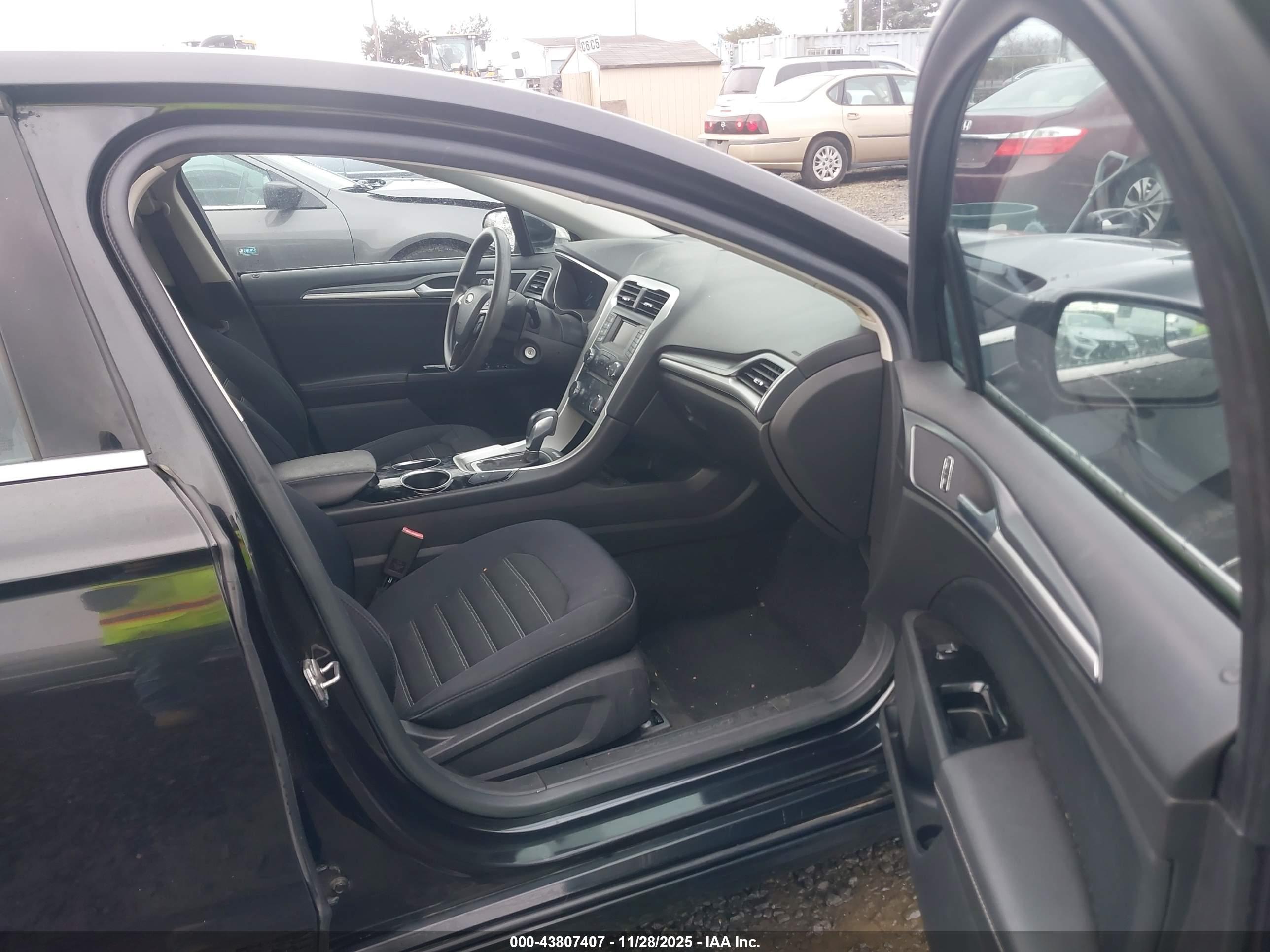 FORD FUSION image 5
