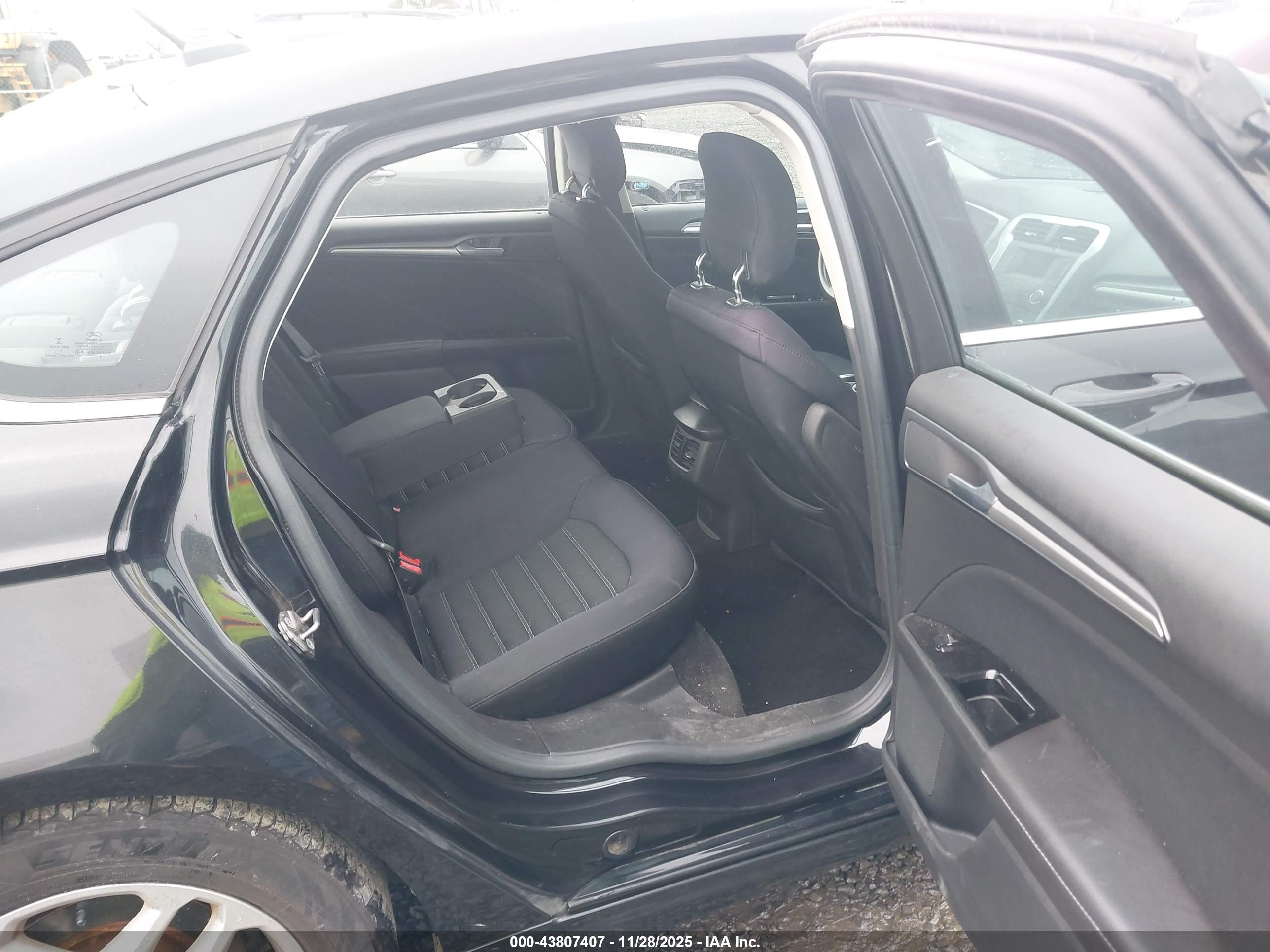 FORD FUSION image 8