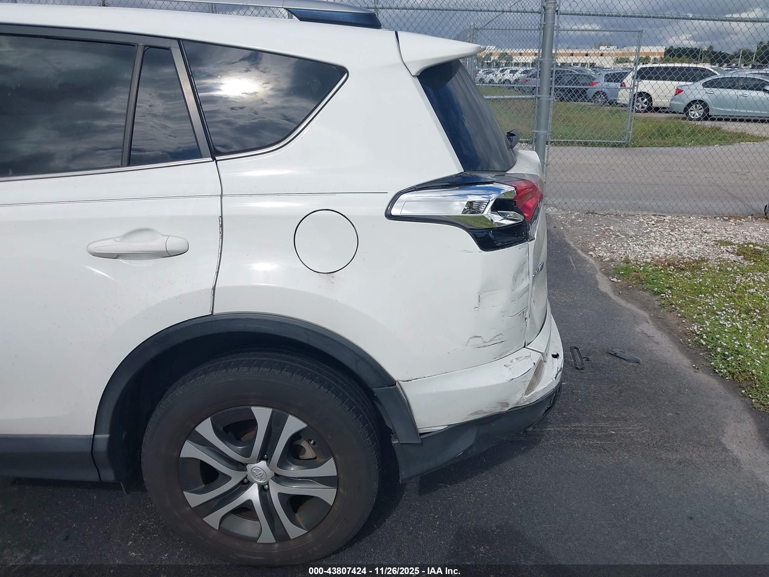 TOYOTA RAV4 image 6