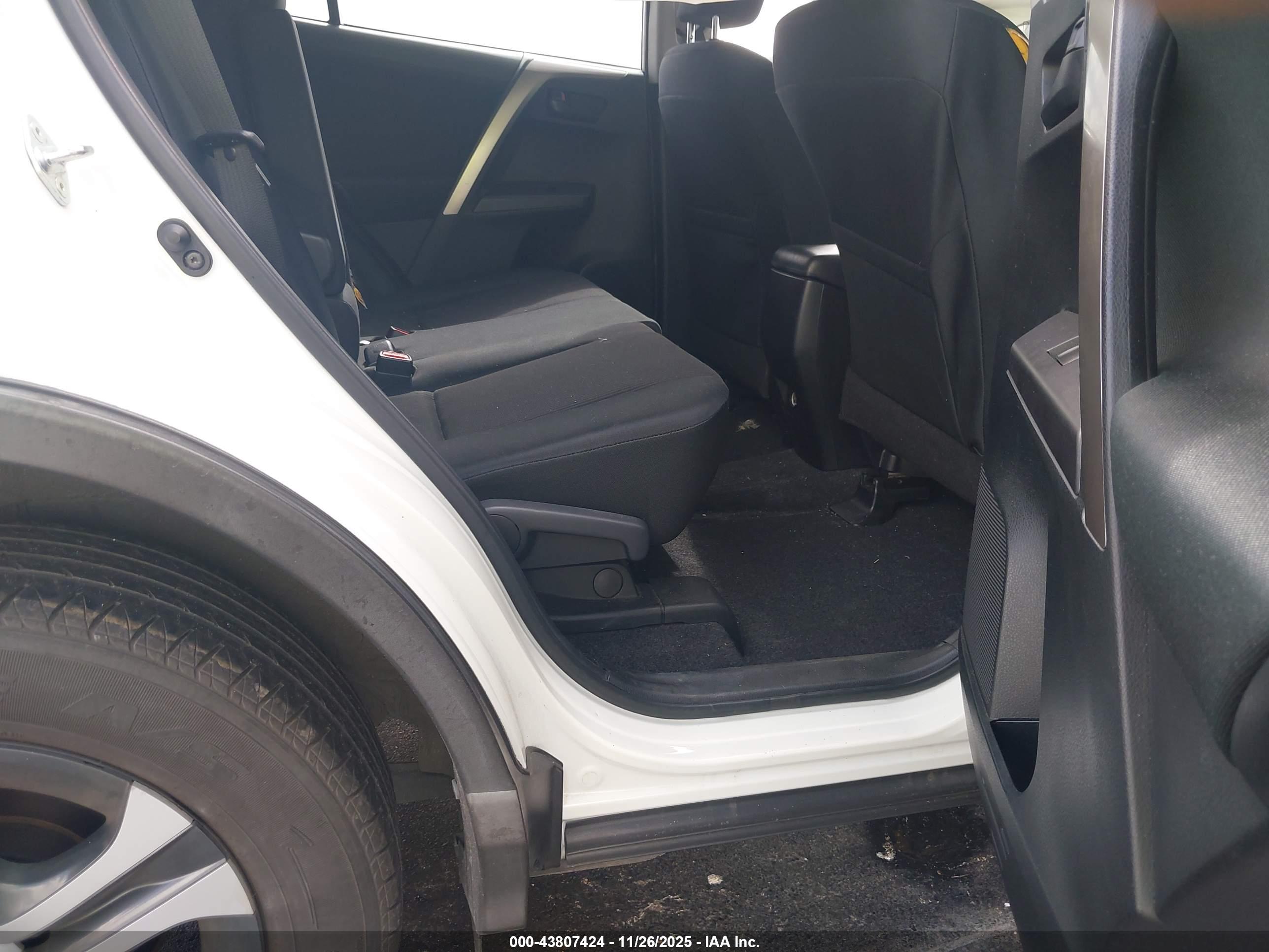 TOYOTA RAV4 image 8