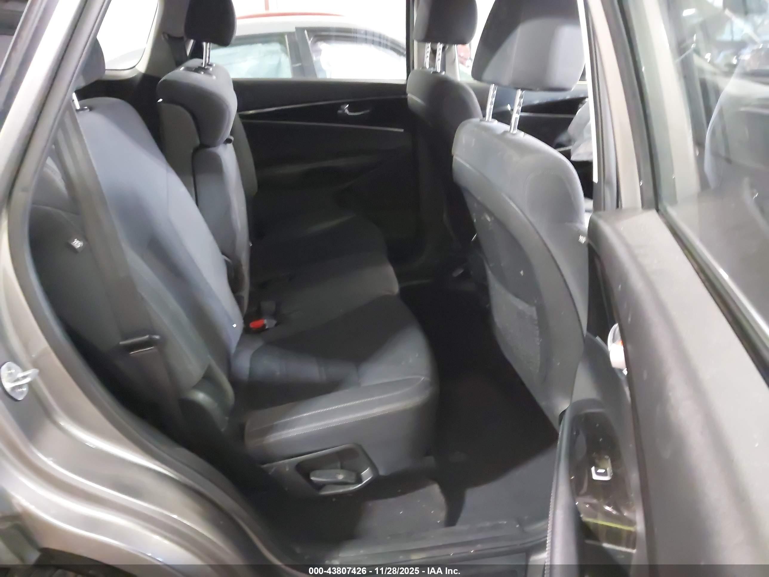 KIA SORENTO image 8