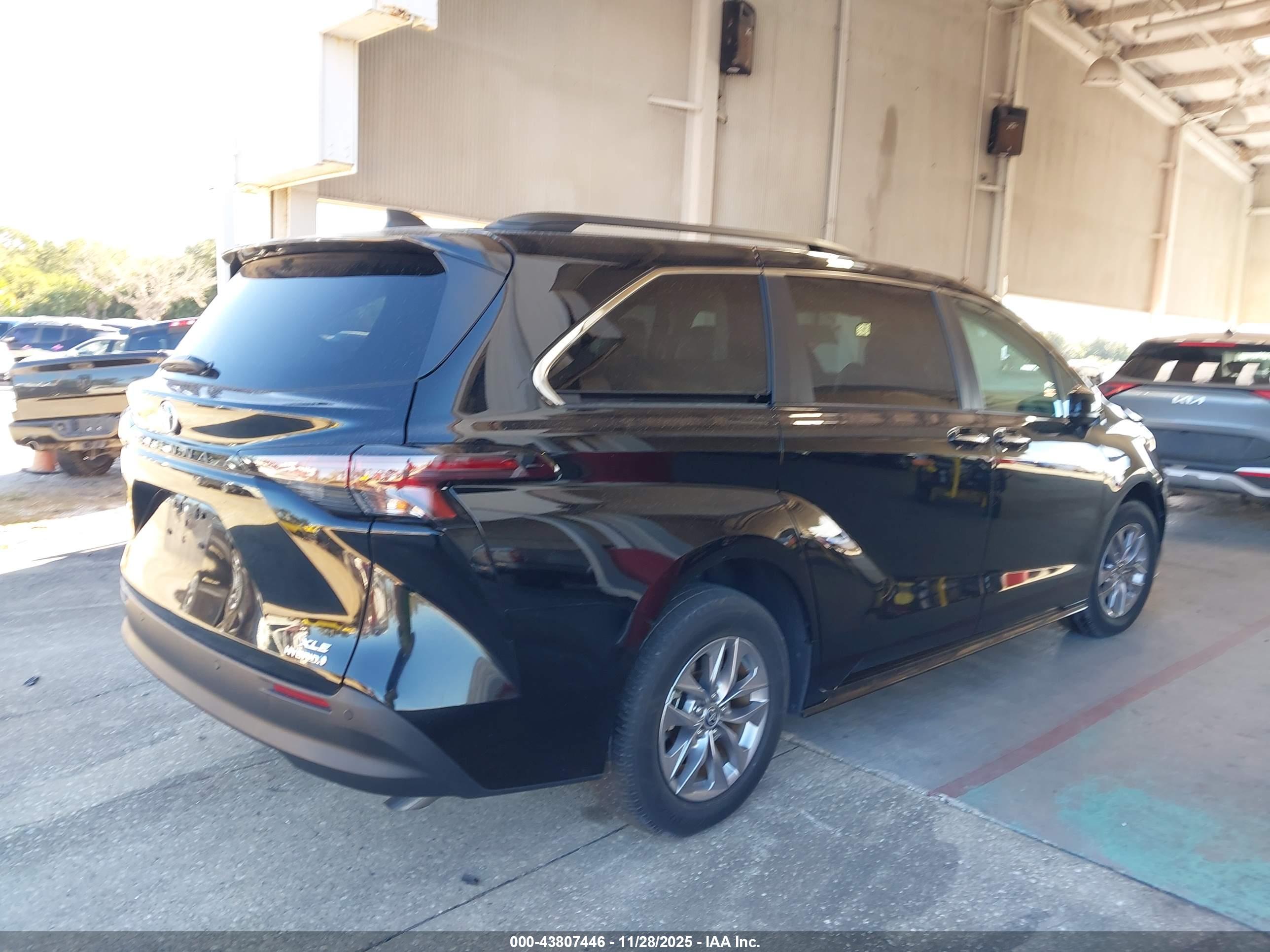 TOYOTA SIENNA image 4