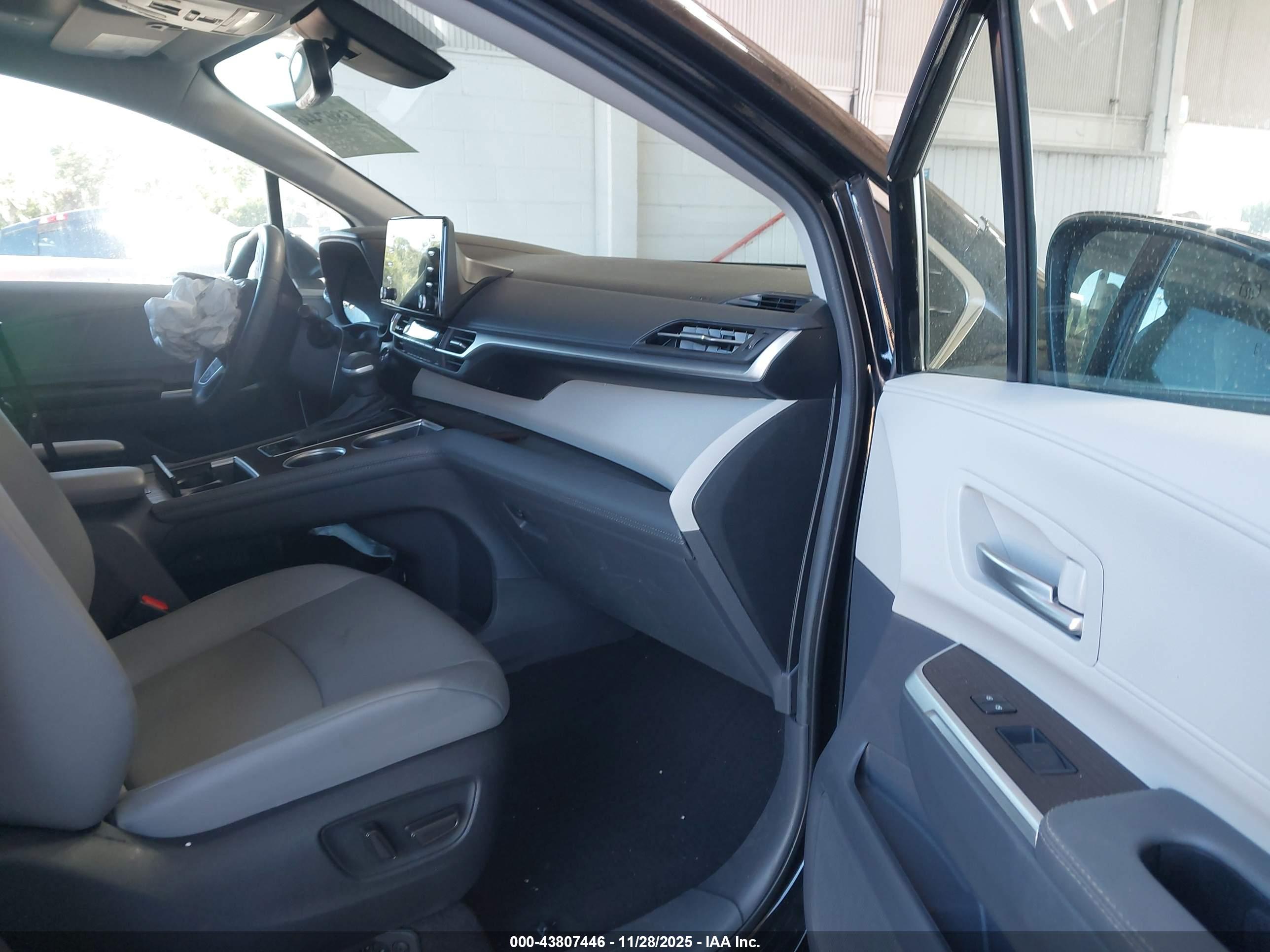 TOYOTA SIENNA image 5