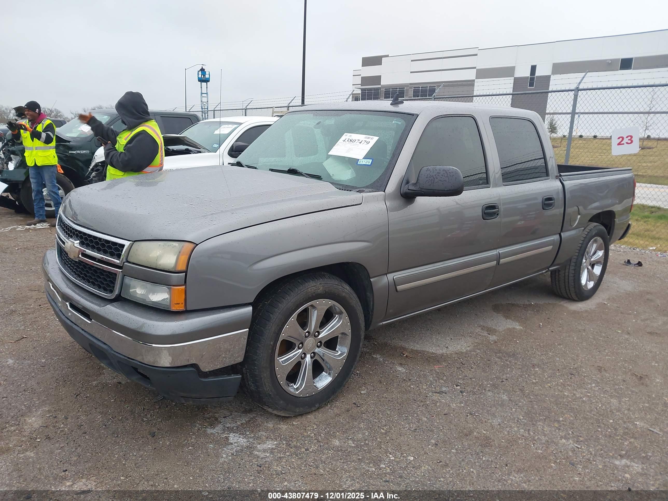 CHEVROLET SILVERADO image 2
