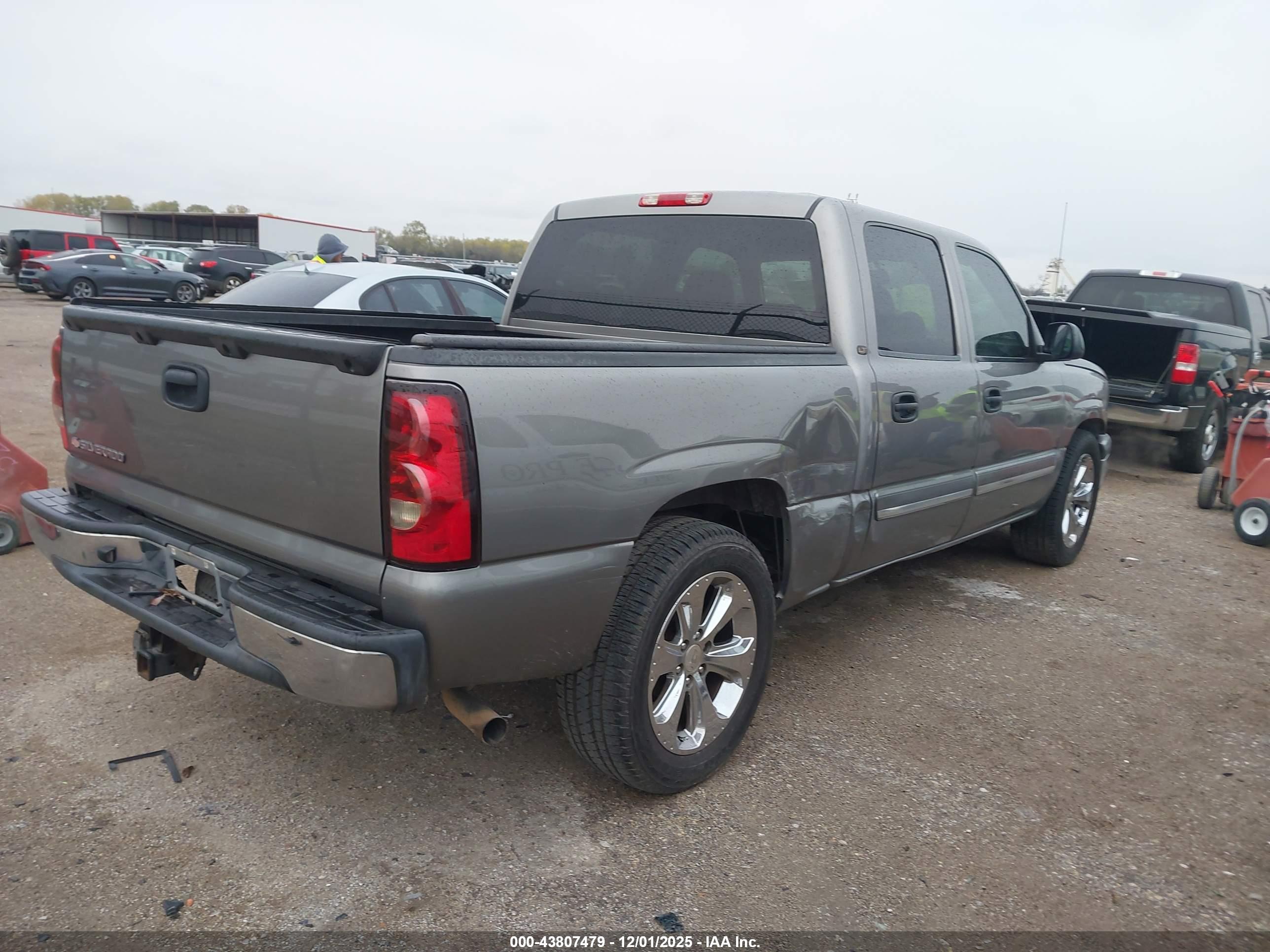 CHEVROLET SILVERADO image 4