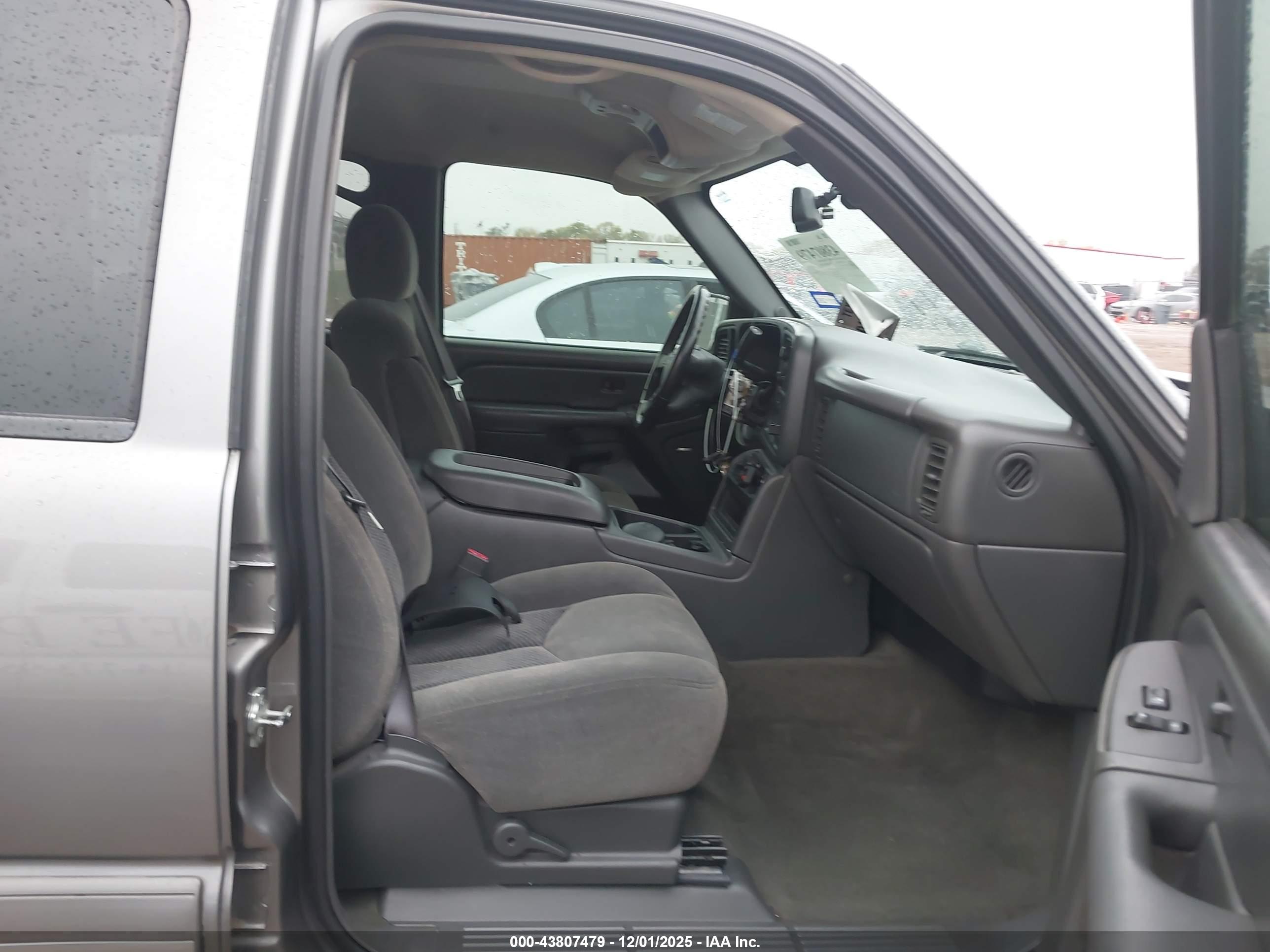 CHEVROLET SILVERADO image 5
