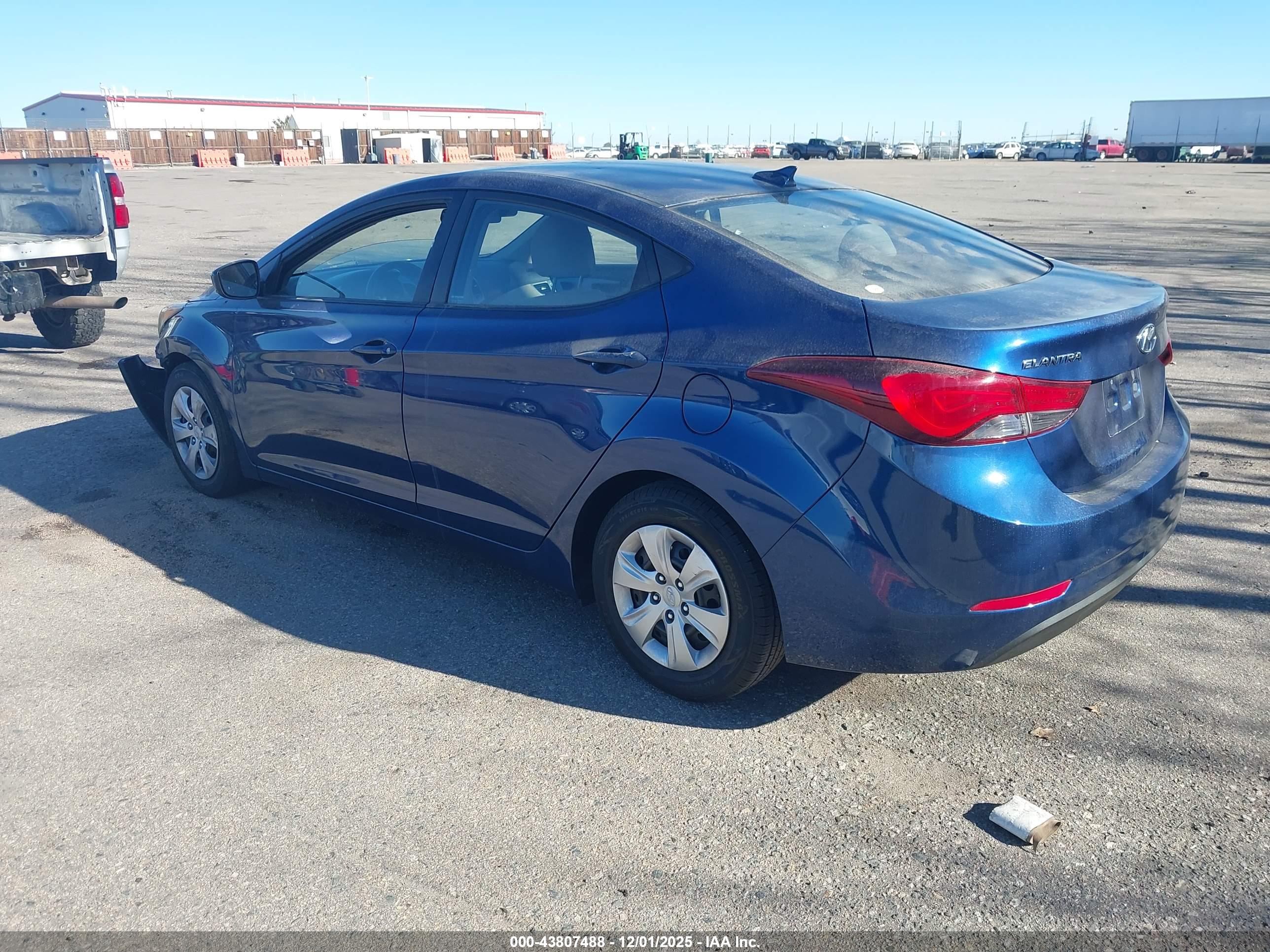 HYUNDAI ELANTRA image 3