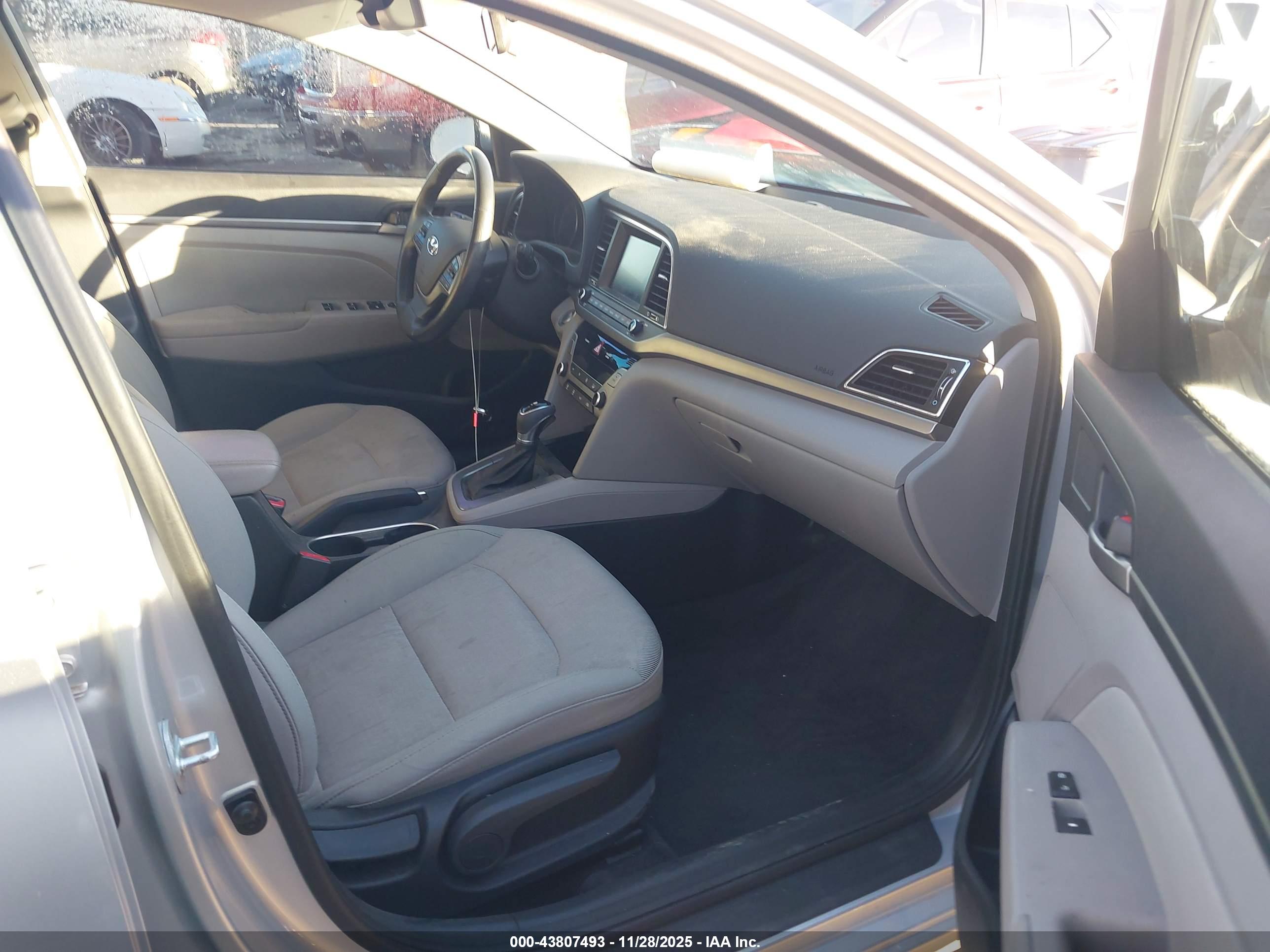 HYUNDAI ELANTRA image 5