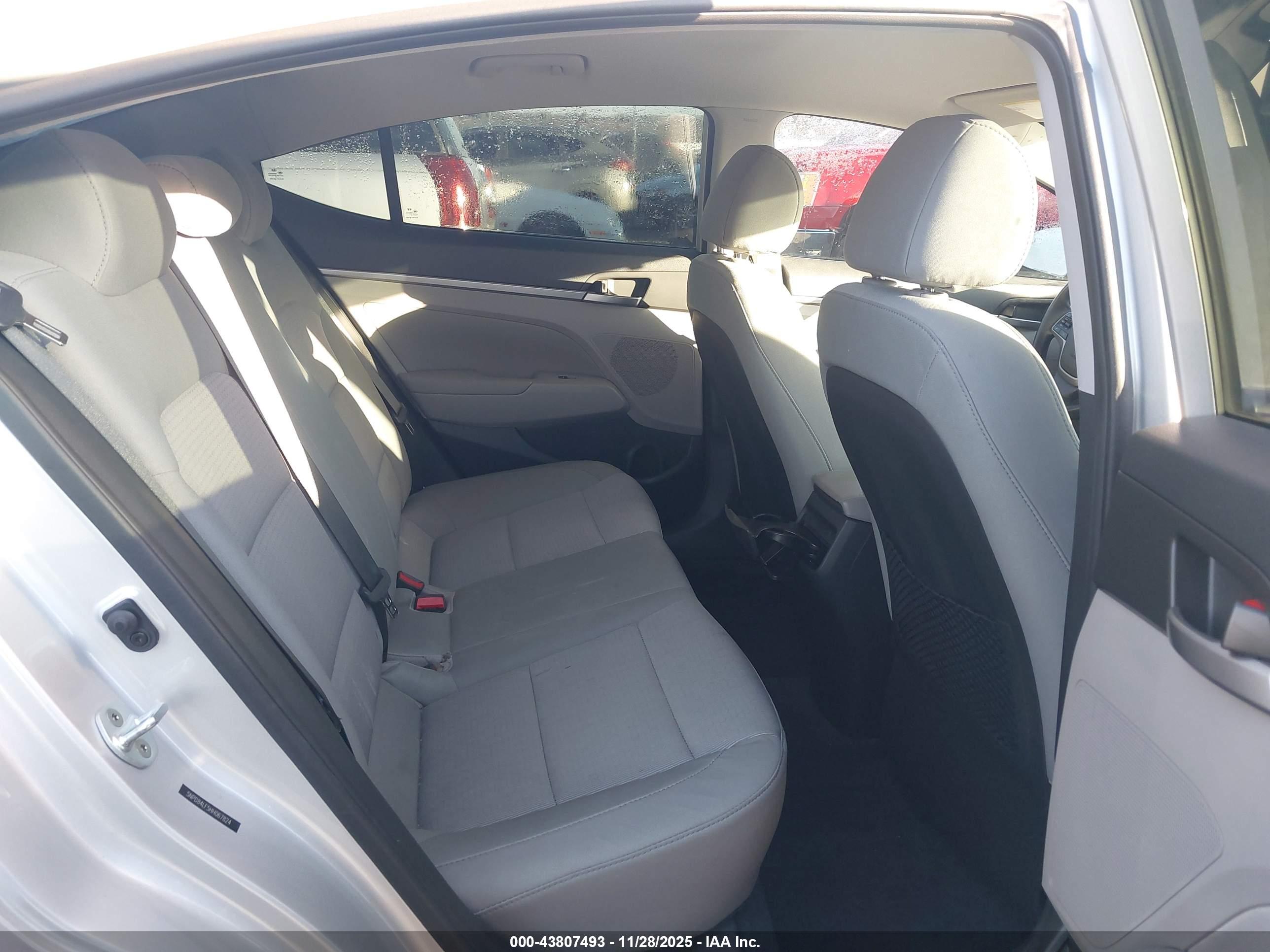 HYUNDAI ELANTRA image 8