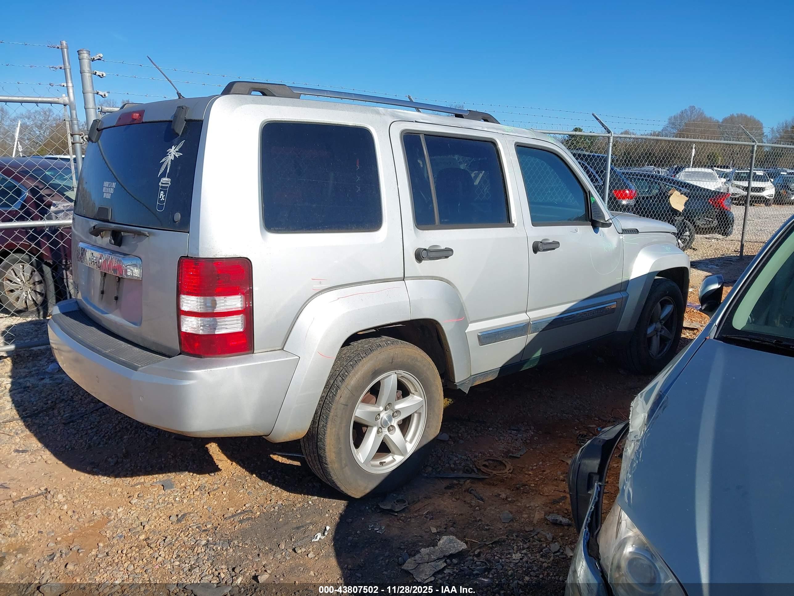 JEEP LIBERTY image 4