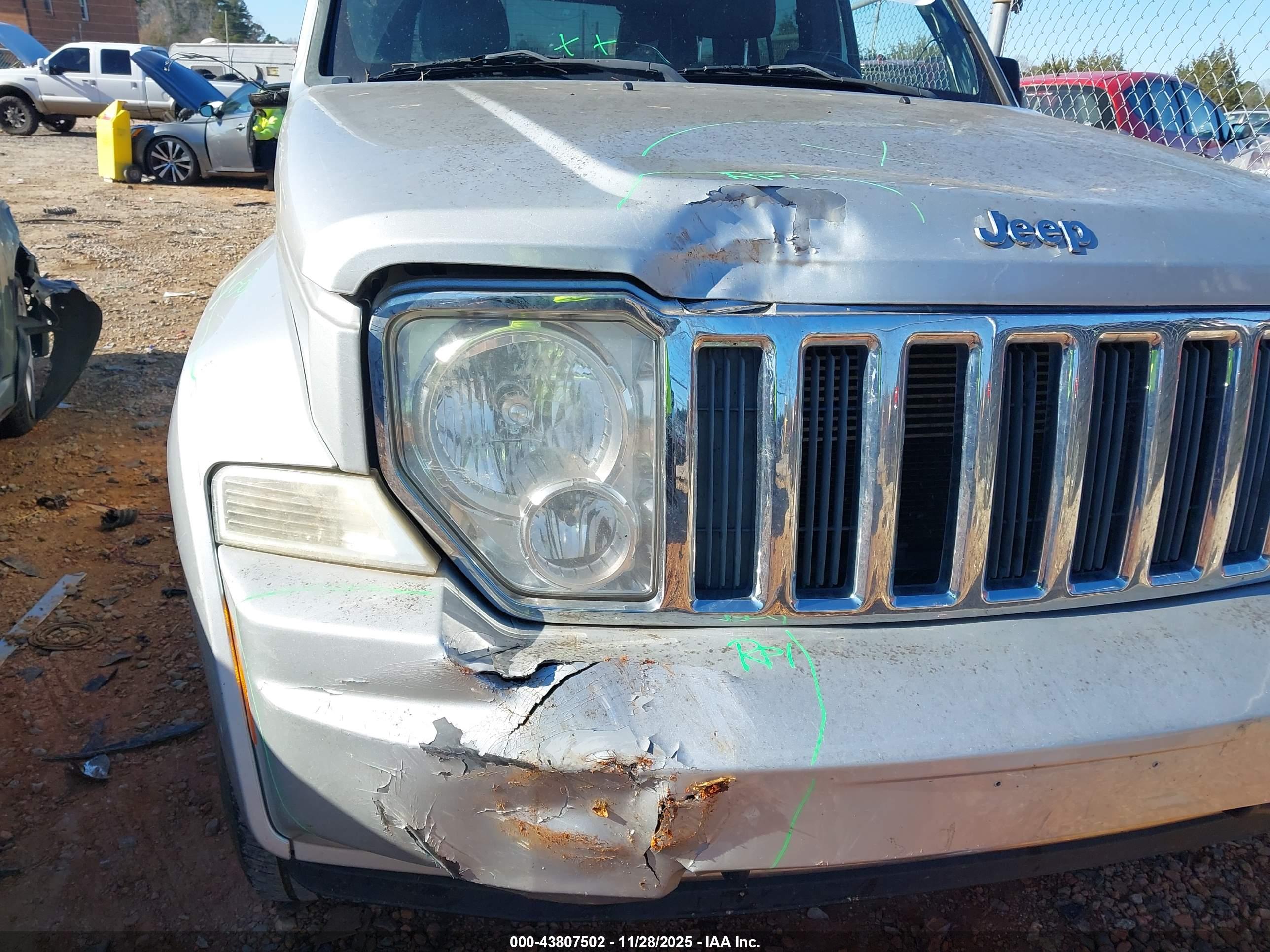 JEEP LIBERTY image 6