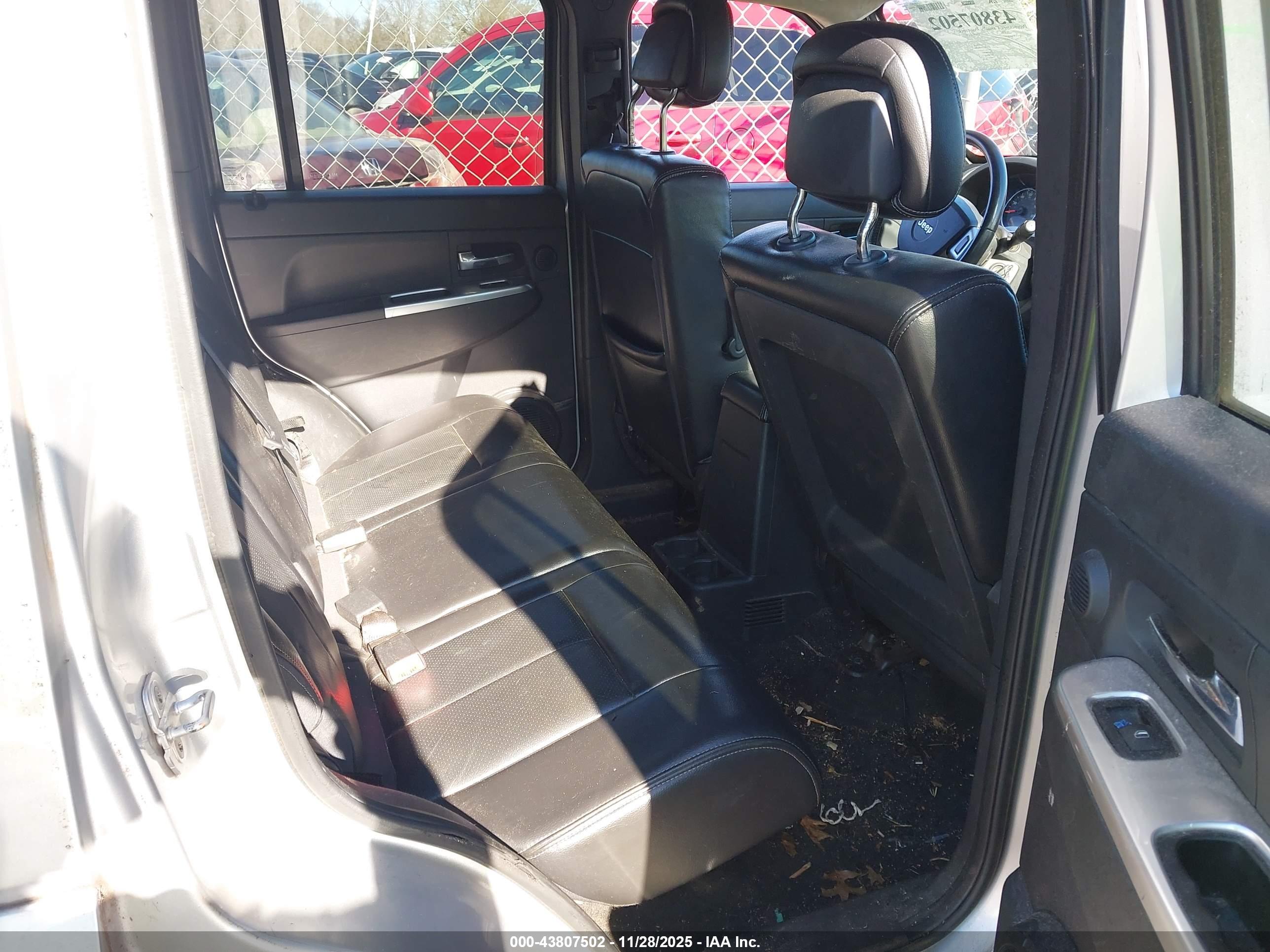 JEEP LIBERTY image 8
