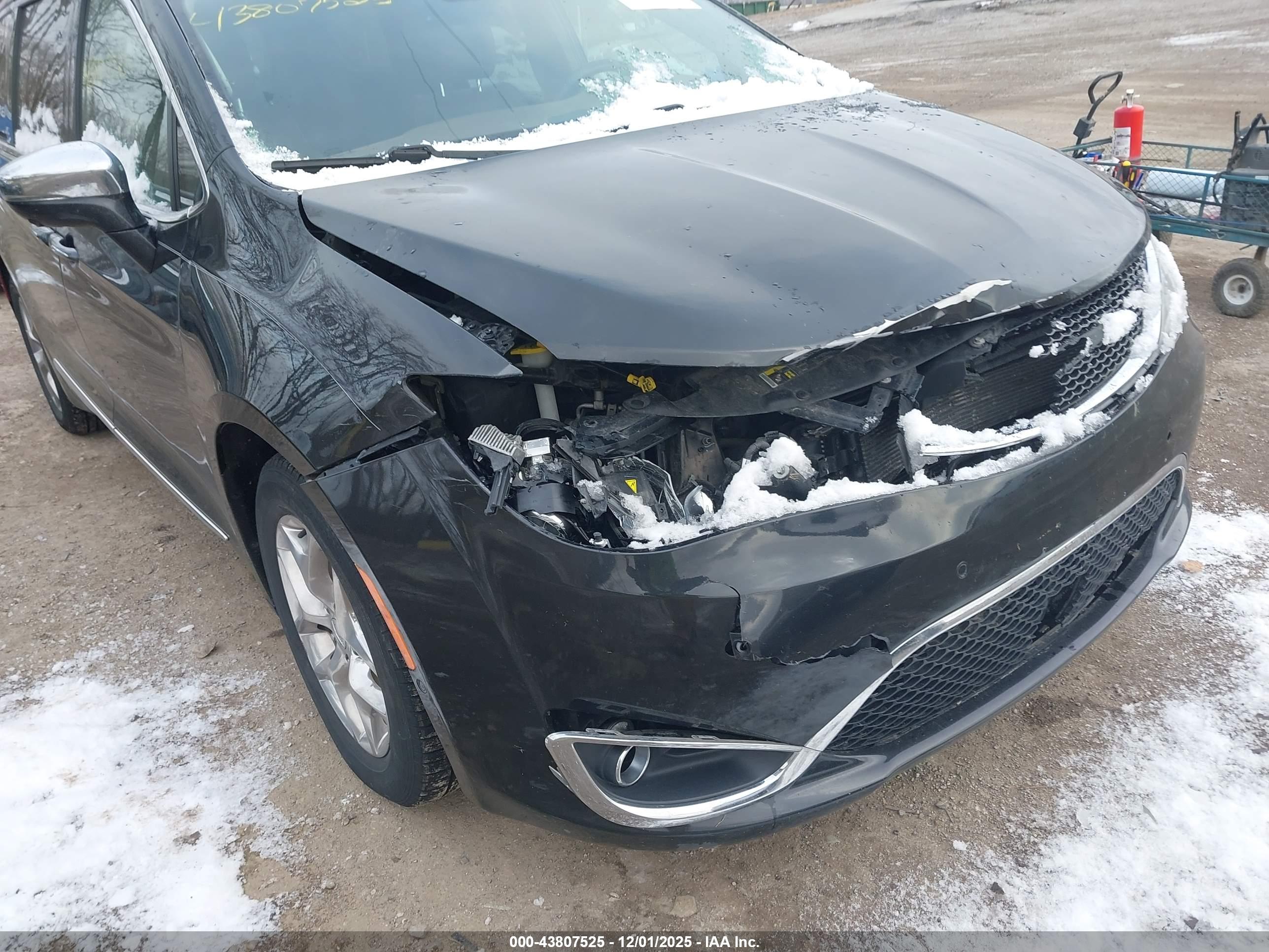 CHRYSLER PACIFICA image 6