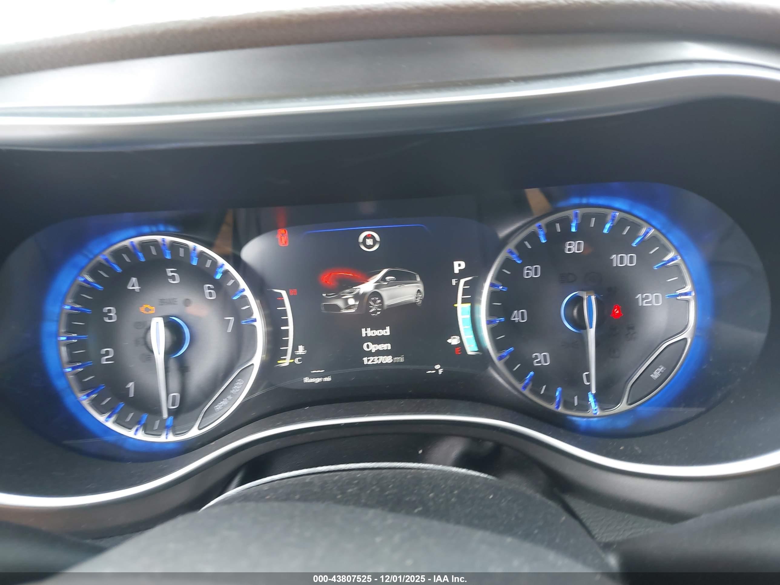 CHRYSLER PACIFICA image 7