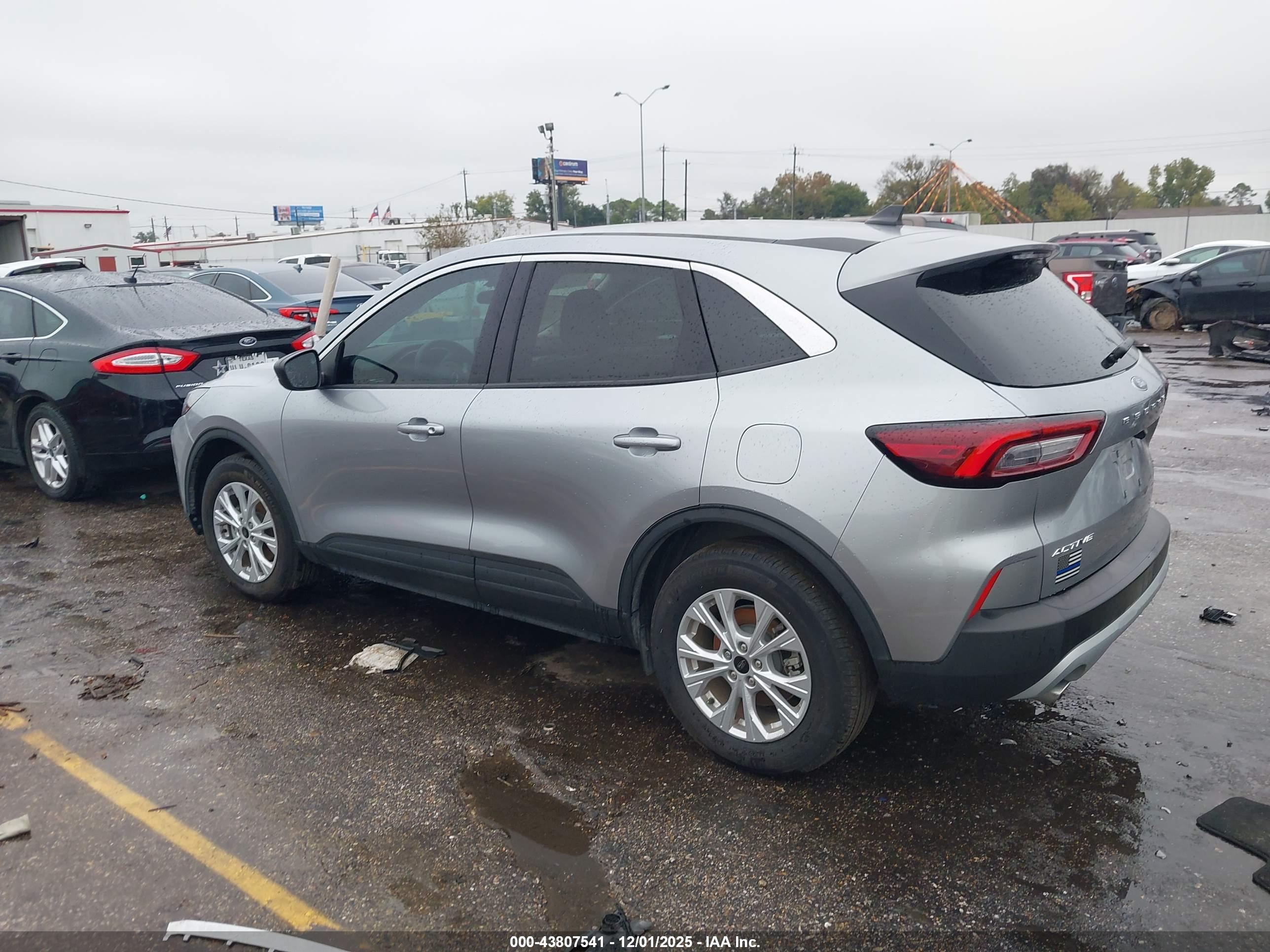 FORD ESCAPE image 3