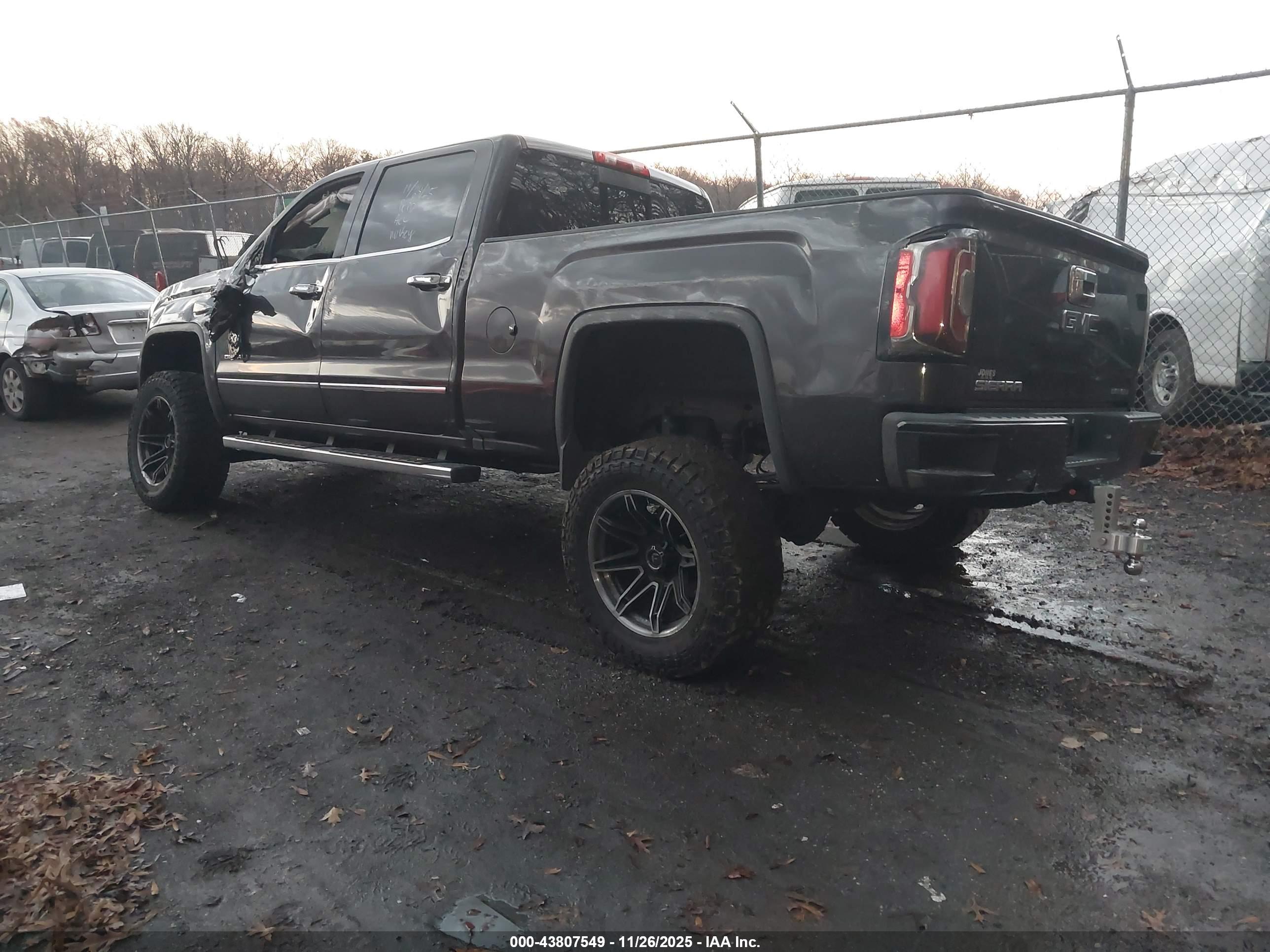 GMC SIERRA image 3