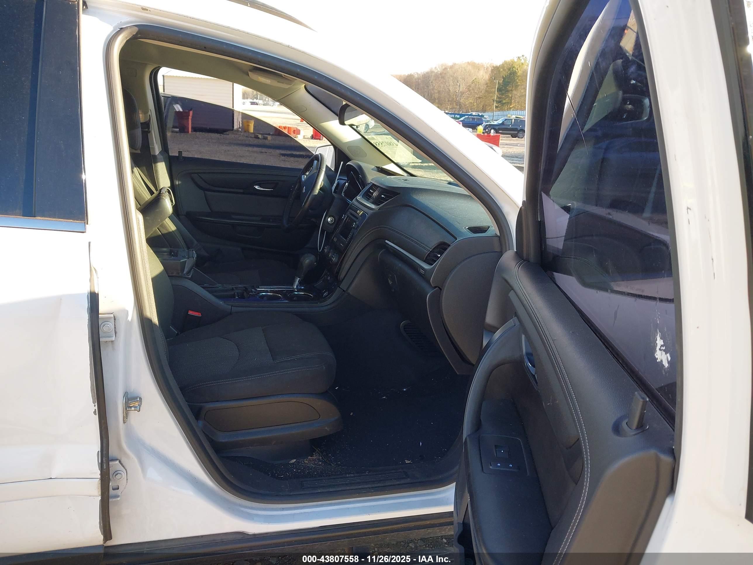 CHEVROLET TRAVERSE image 5