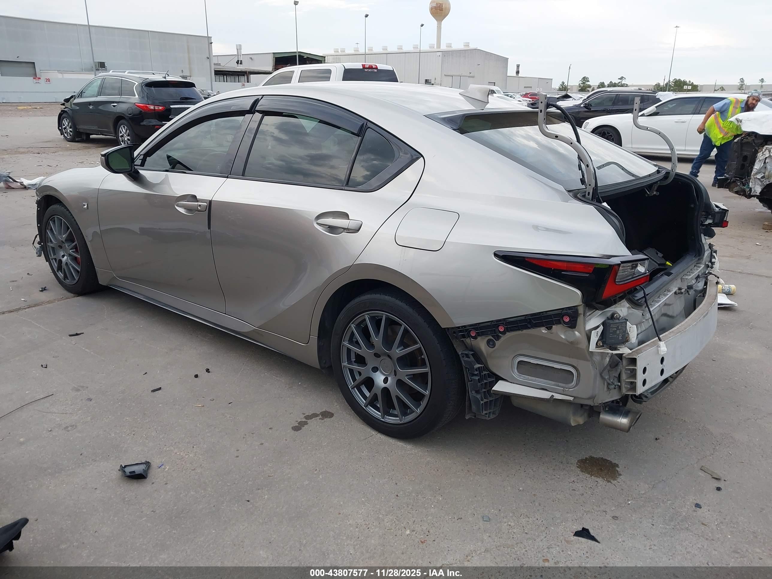 LEXUS IS image 3