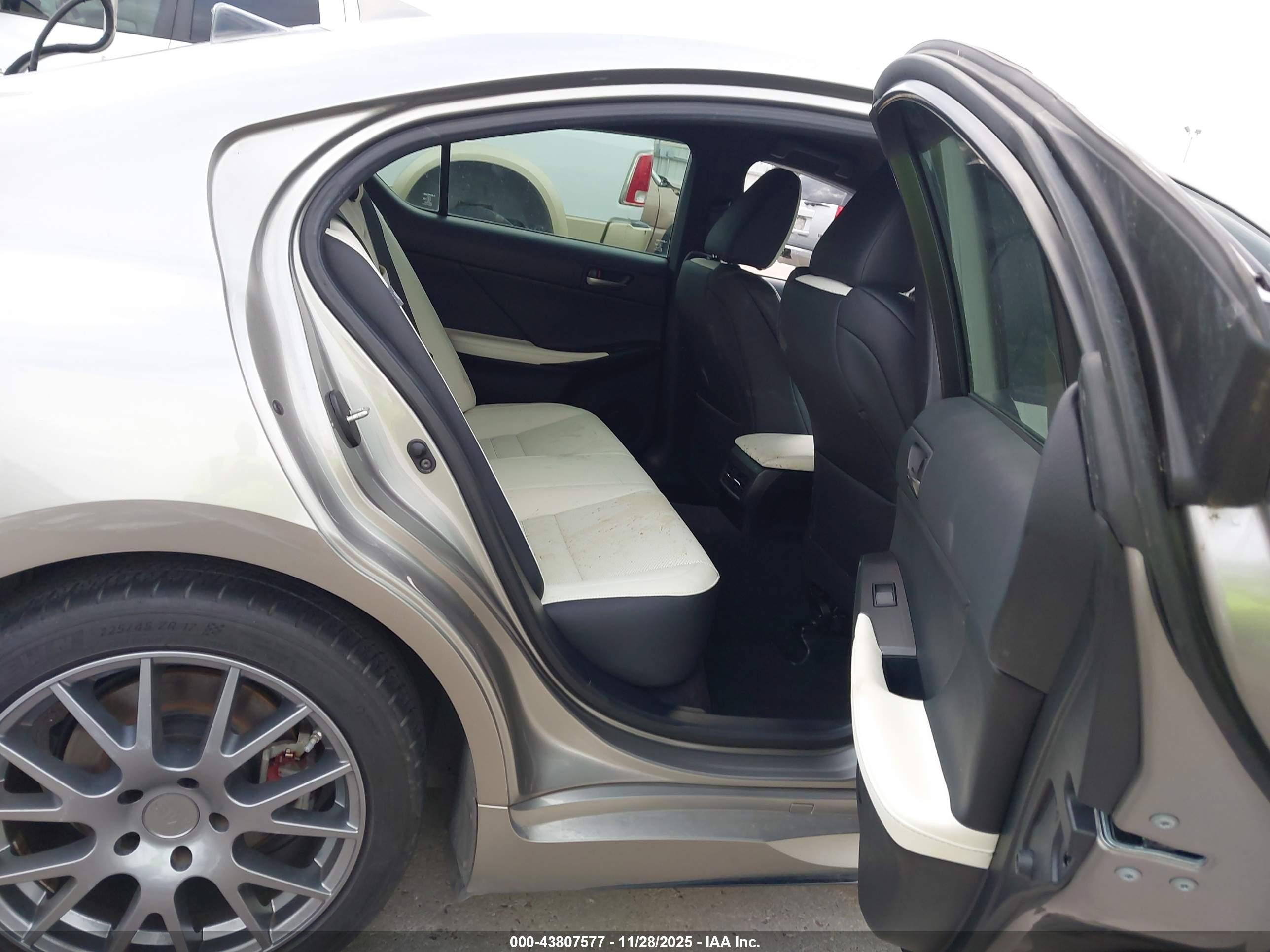 LEXUS IS image 8
