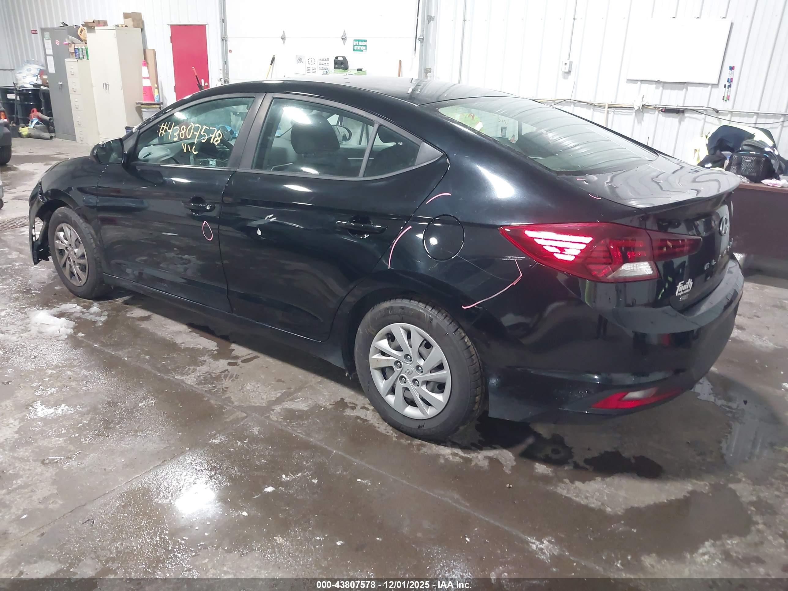 HYUNDAI ELANTRA image 3