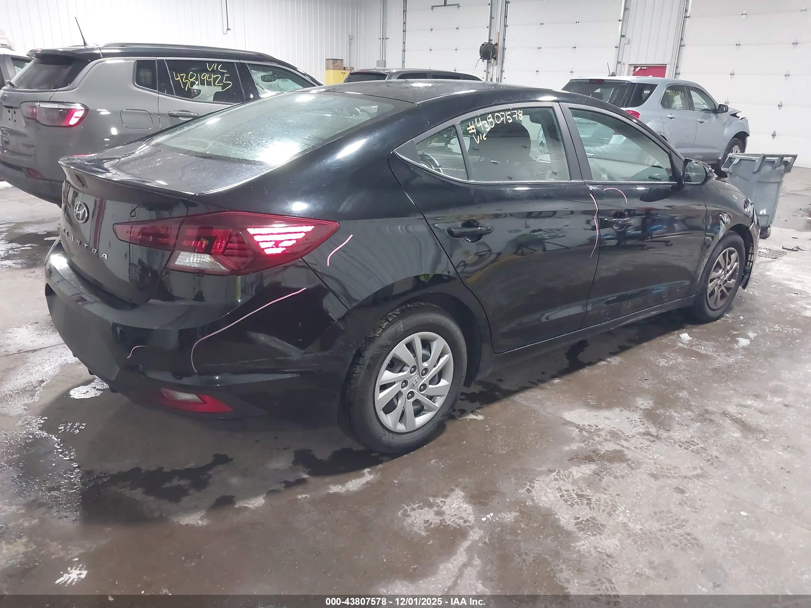 HYUNDAI ELANTRA image 4