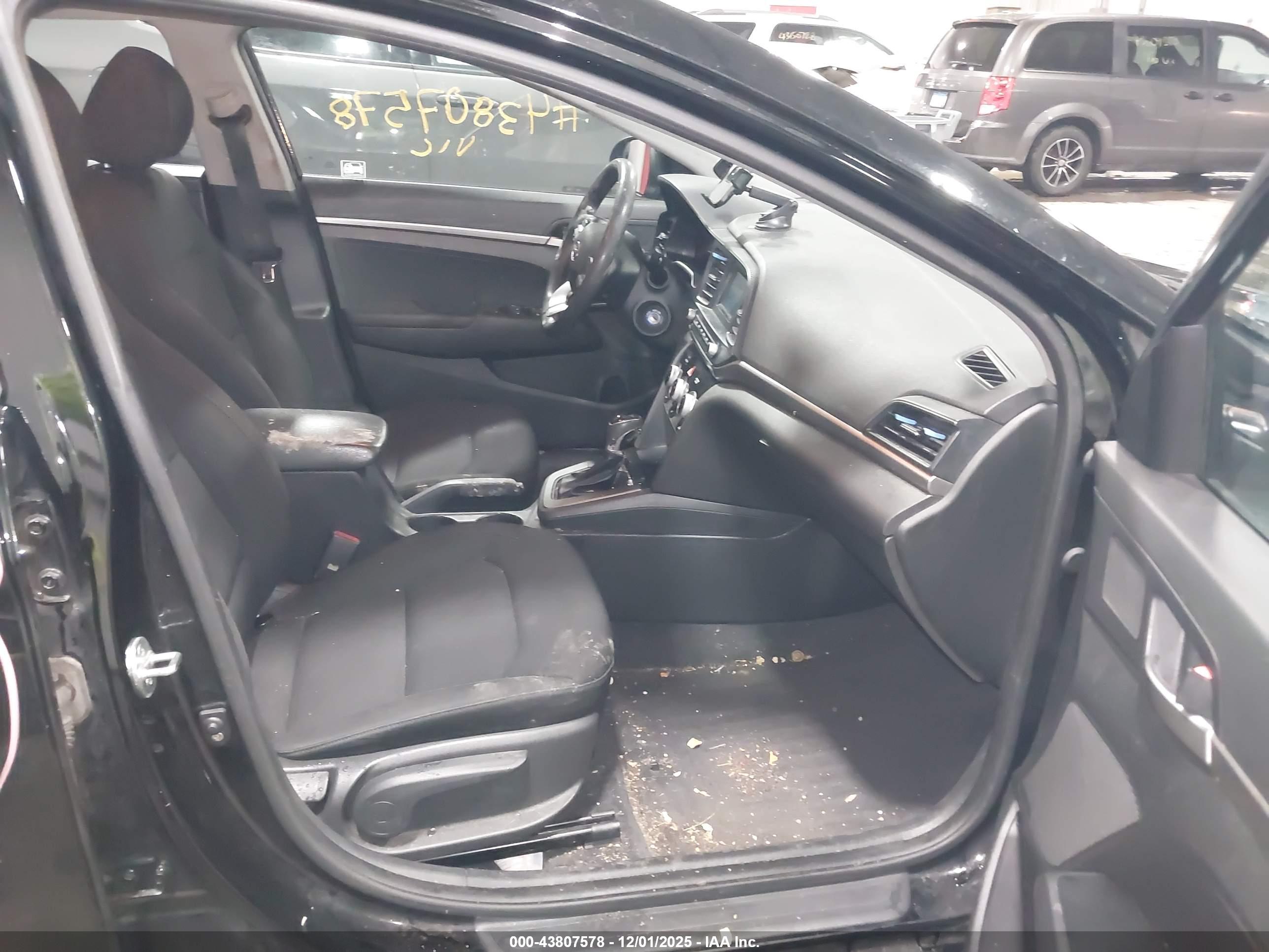 HYUNDAI ELANTRA image 5