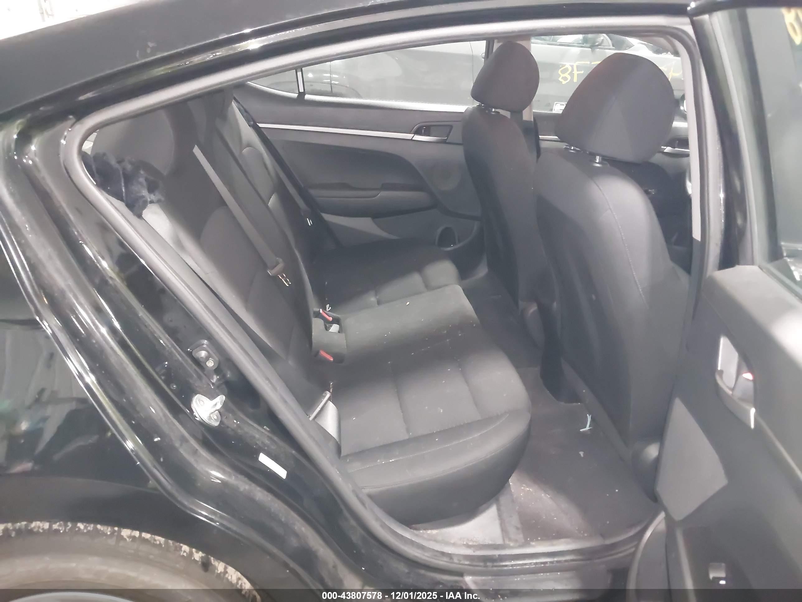 HYUNDAI ELANTRA image 8