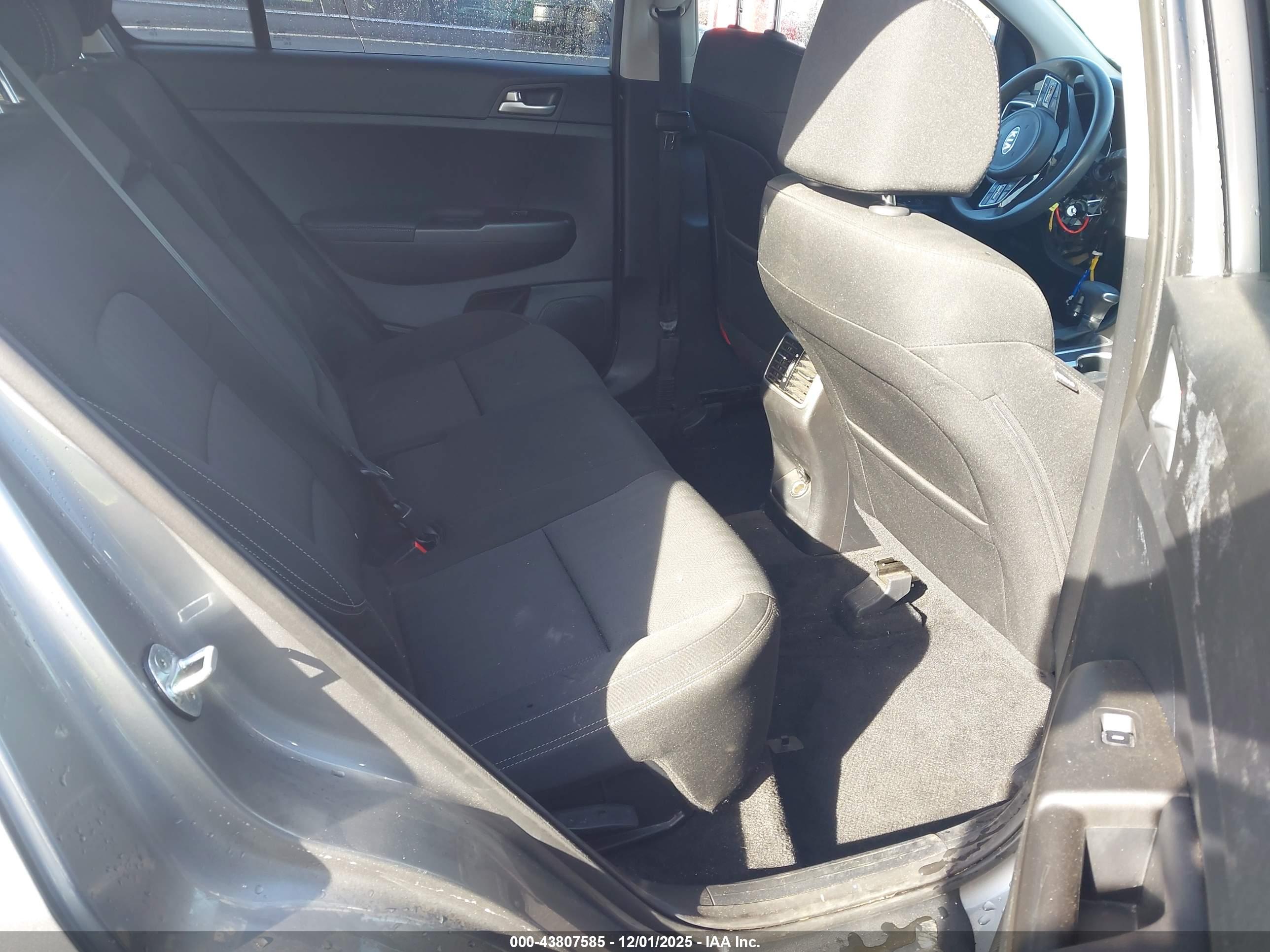 KIA SPORTAGE image 8