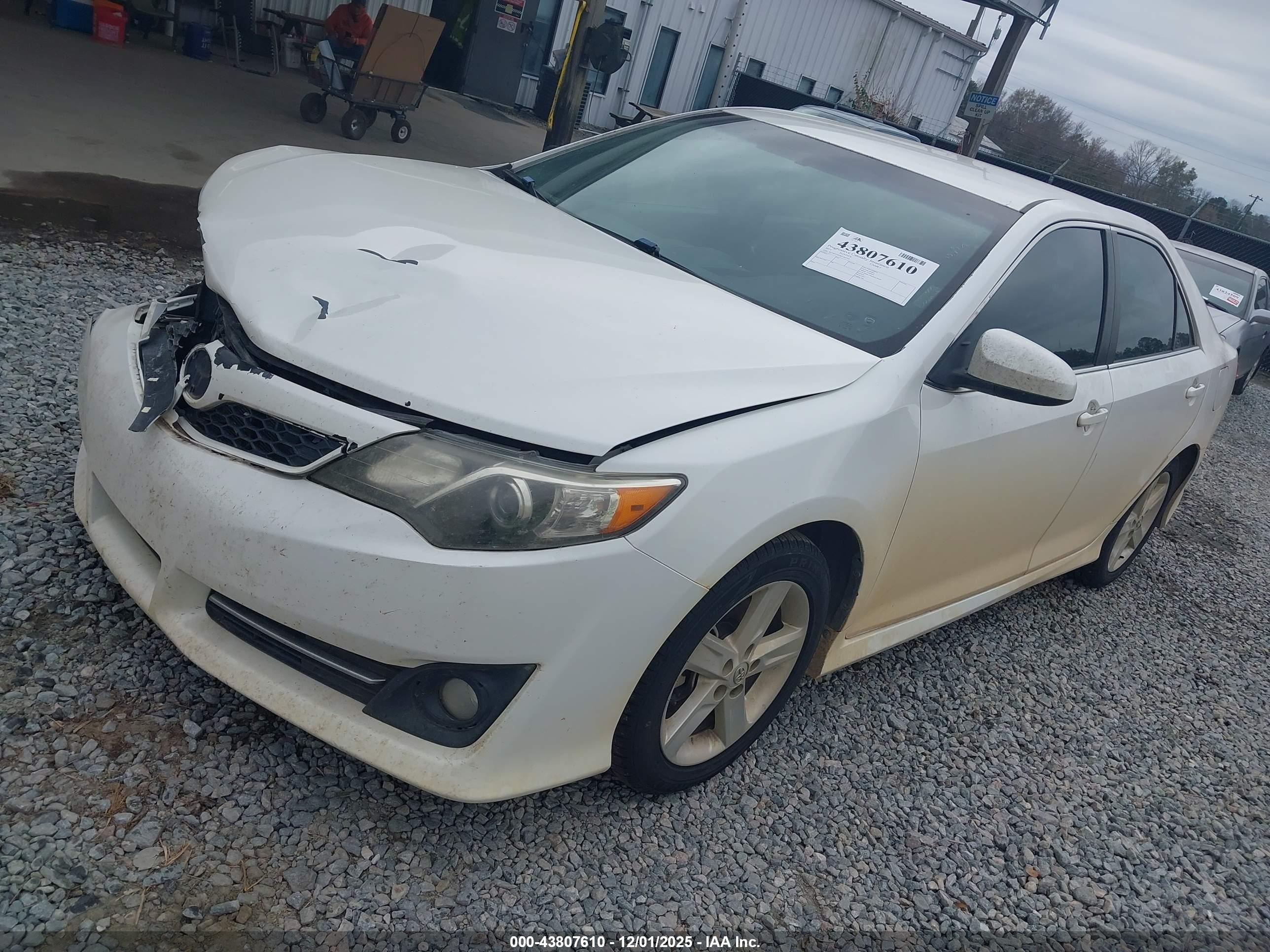 TOYOTA CAMRY image 2