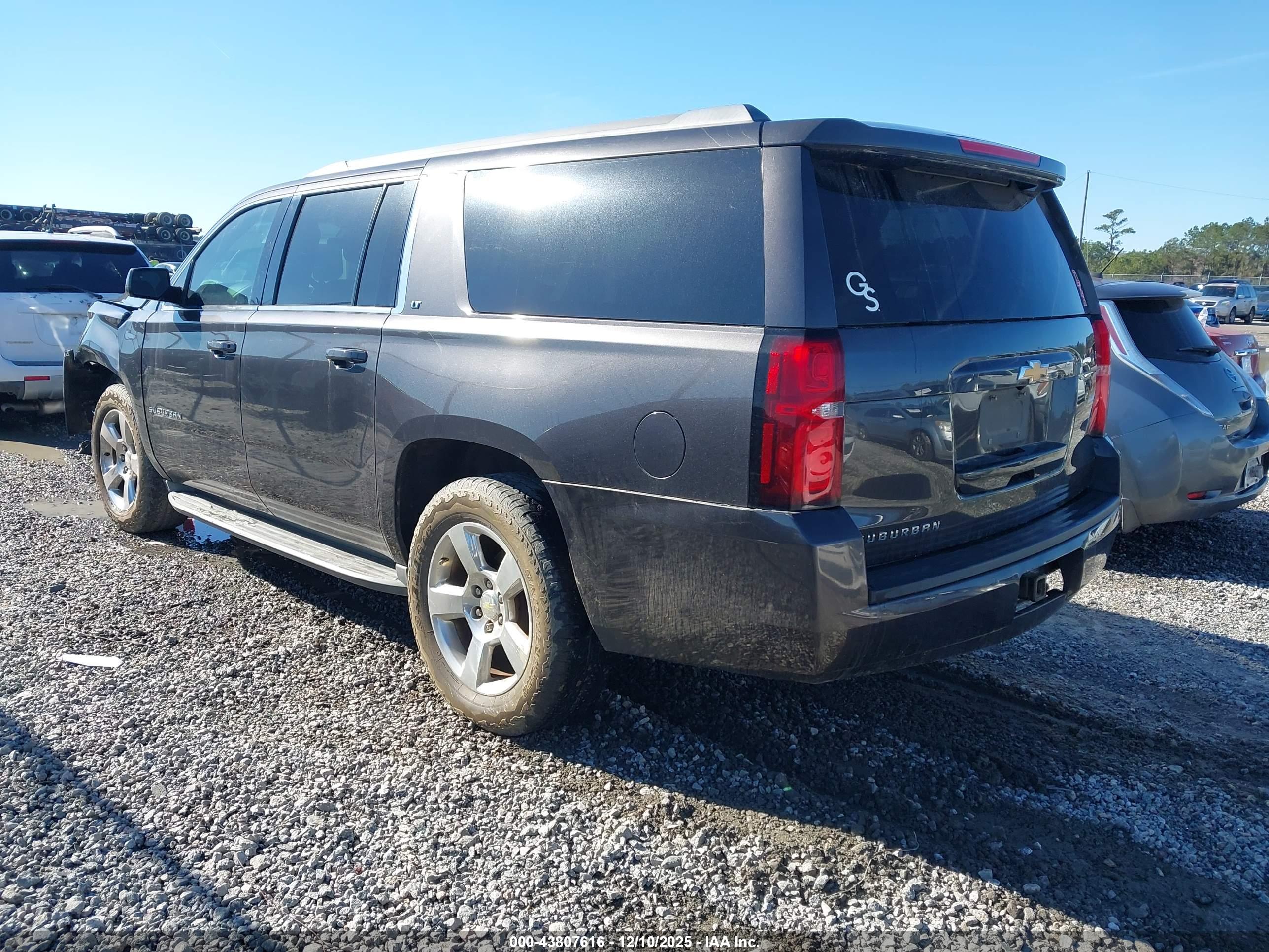 CHEVROLET SUBURBAN image 3