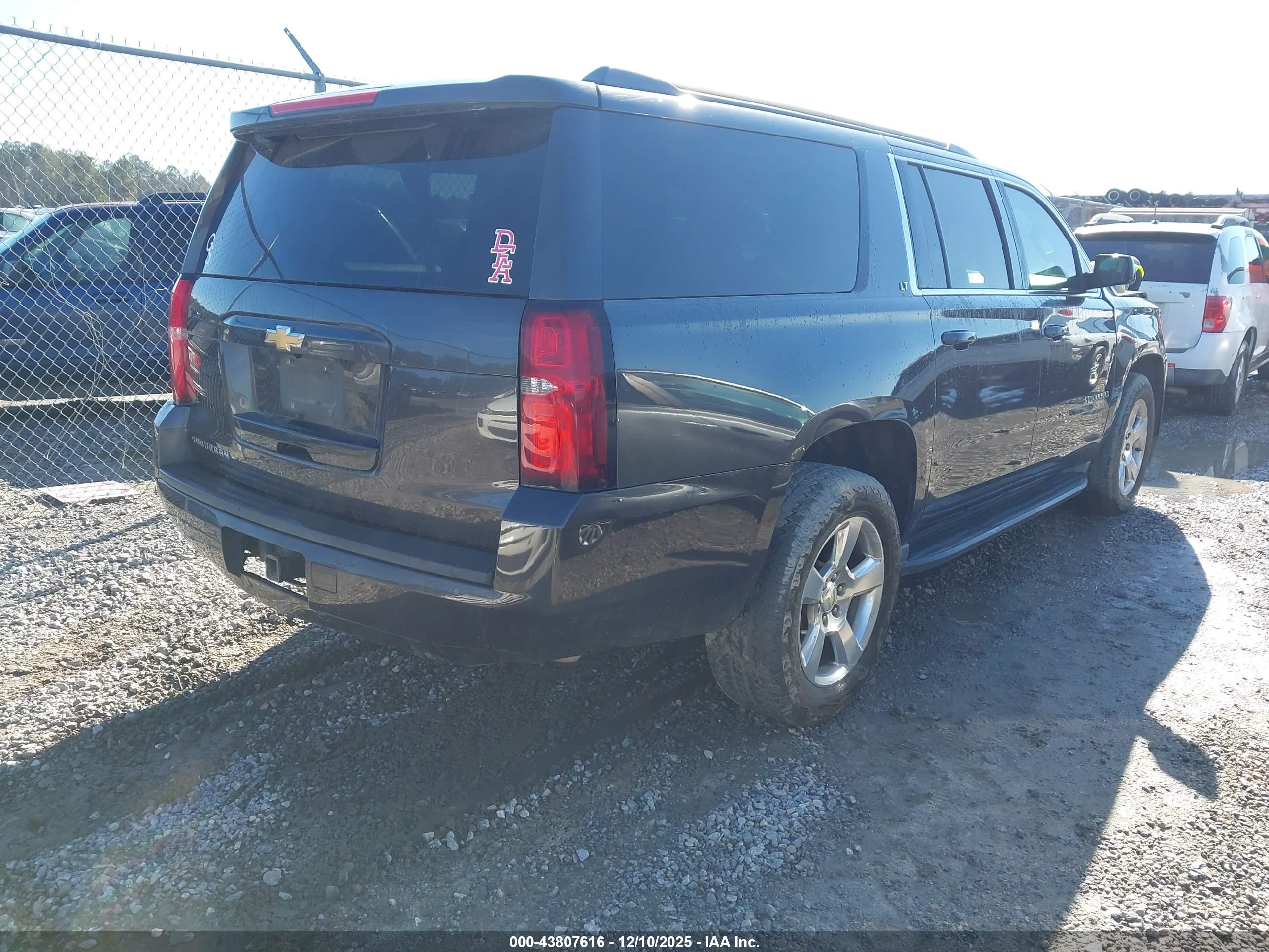 CHEVROLET SUBURBAN image 4