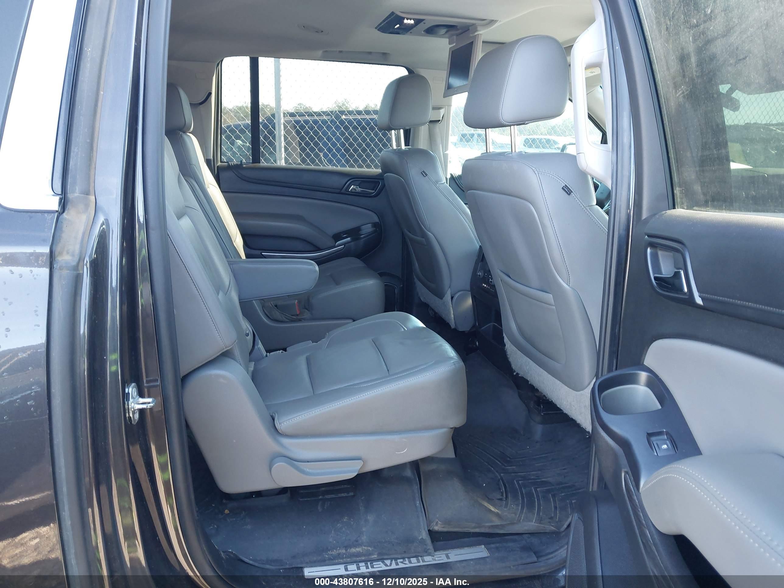 CHEVROLET SUBURBAN image 8