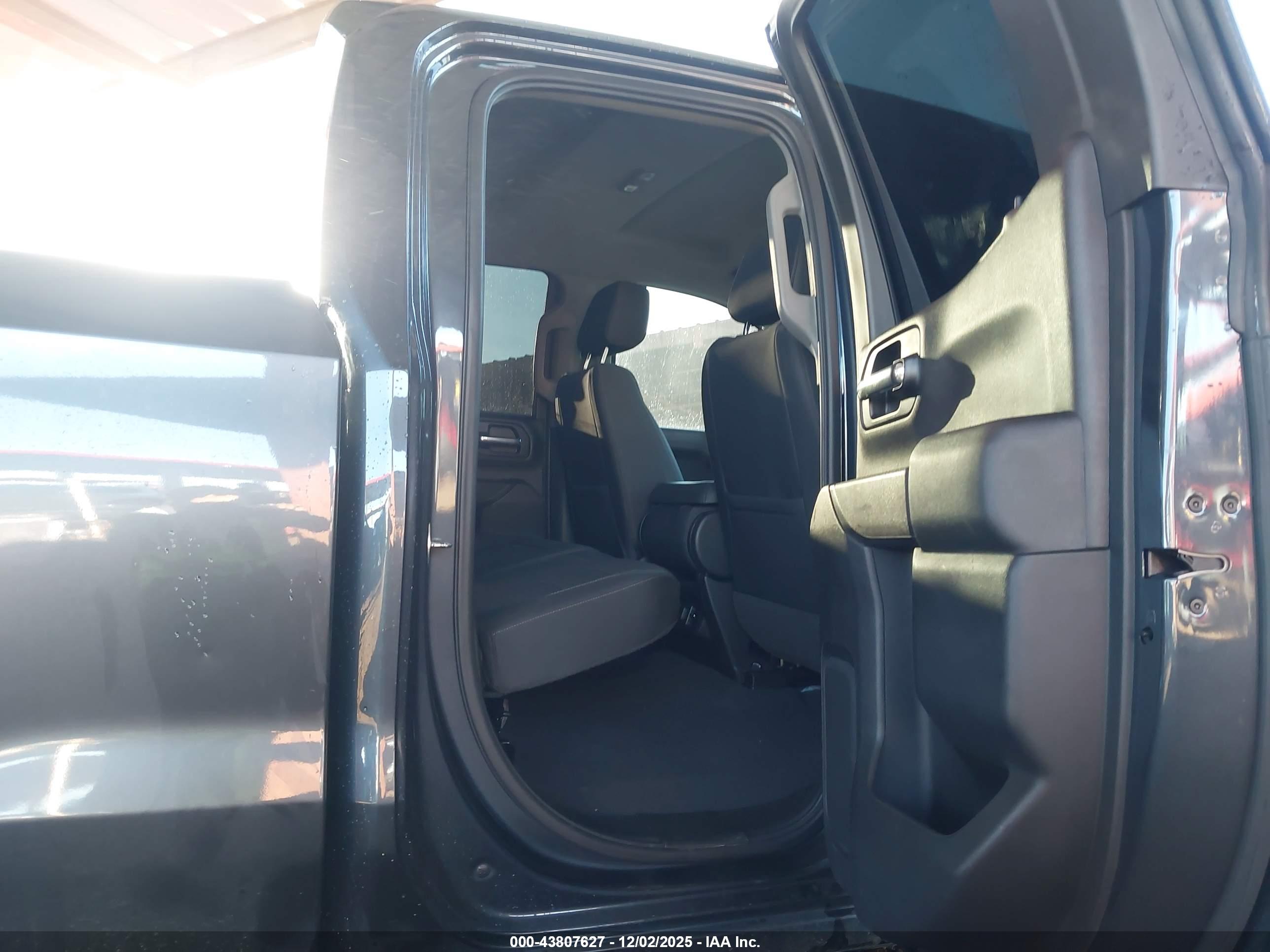 CHEVROLET SILVERADO image 8