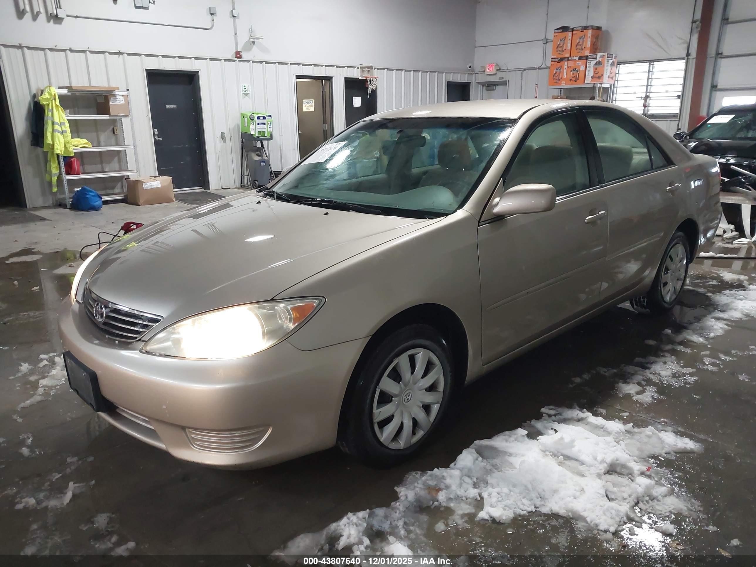 TOYOTA CAMRY image 2