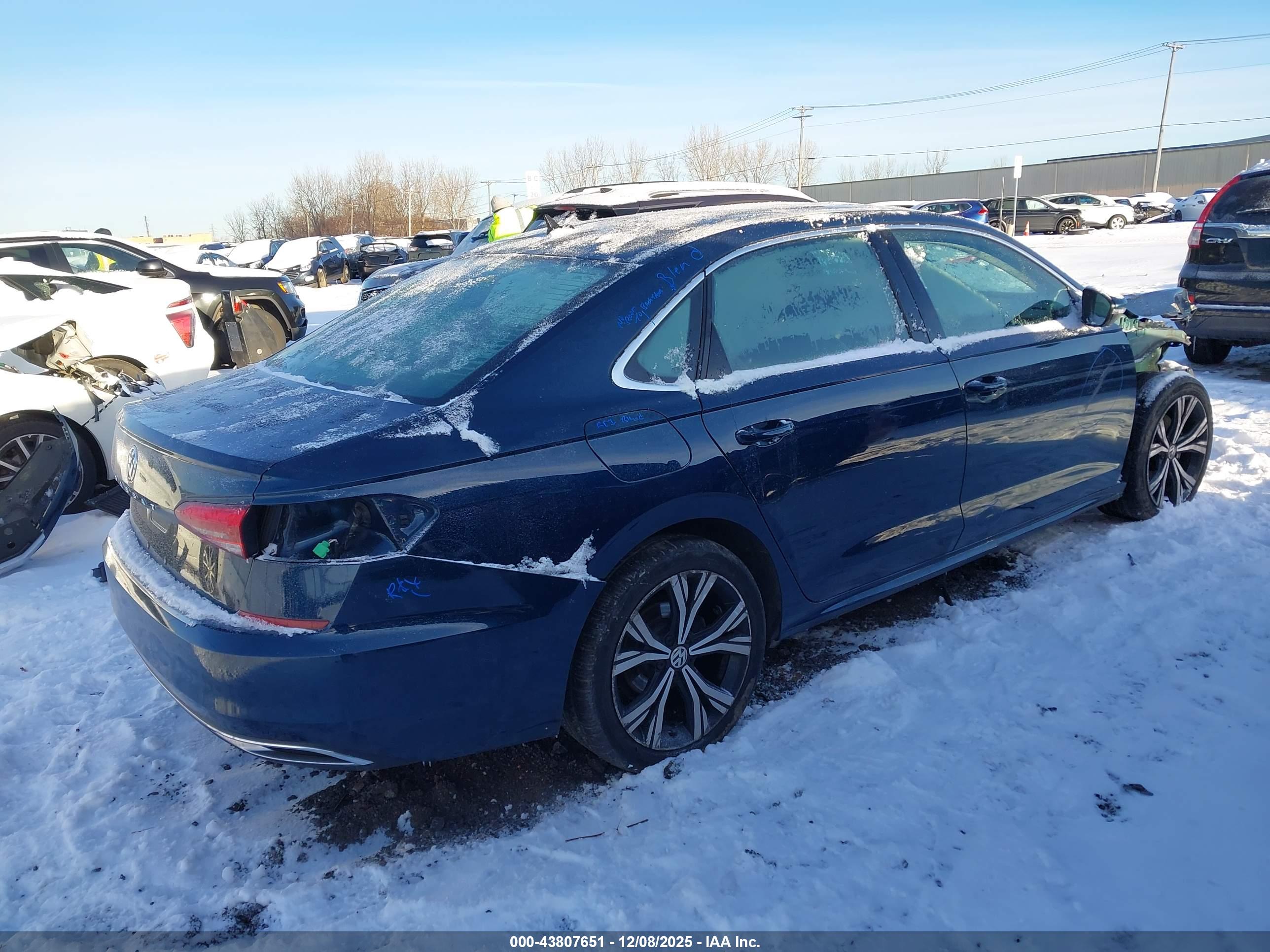 VOLKSWAGEN PASSAT image 4