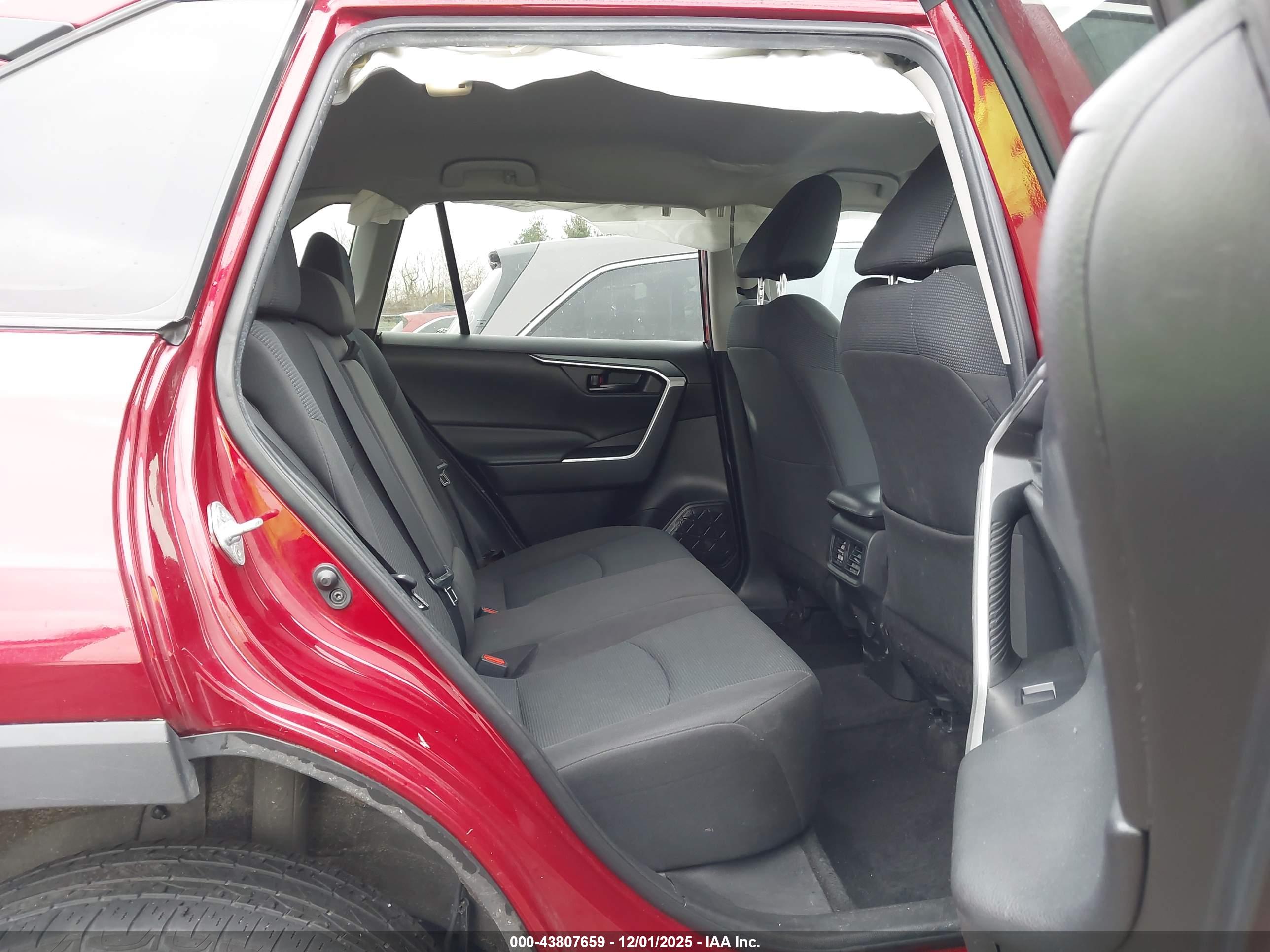 TOYOTA RAV4 image 8