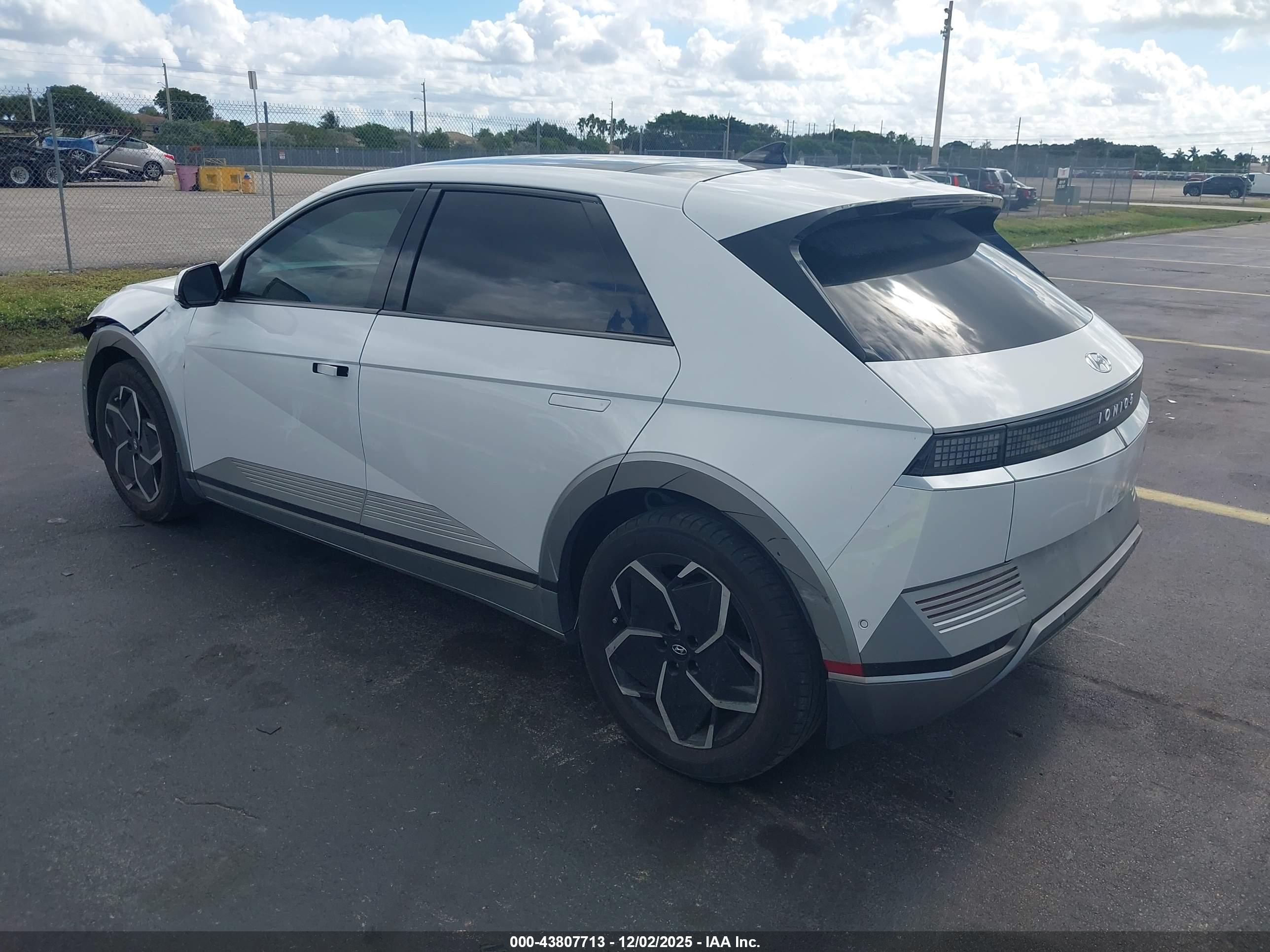 HYUNDAI IONIQ image 3
