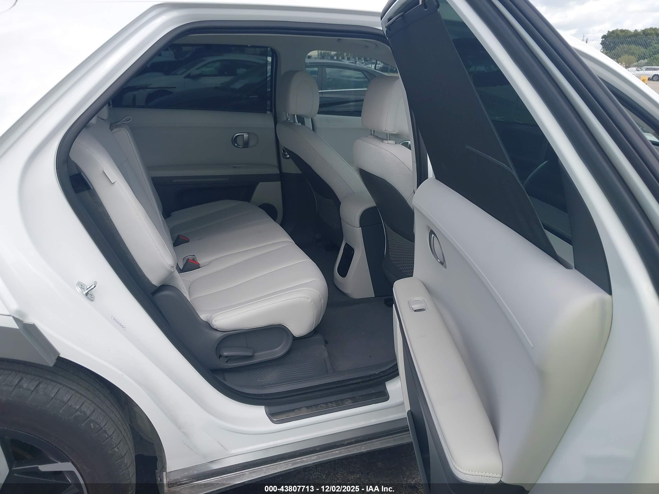 HYUNDAI IONIQ image 8