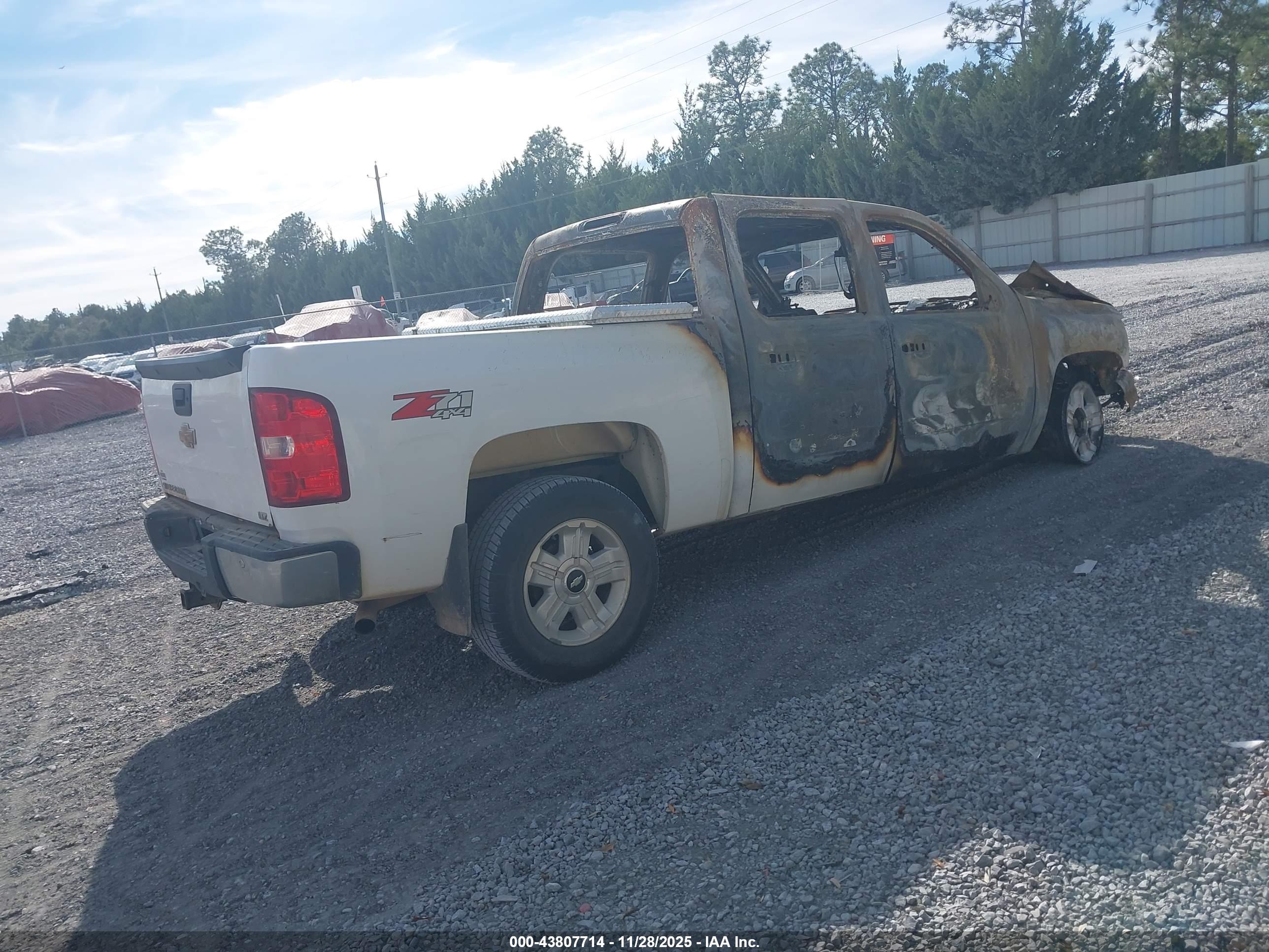 CHEVROLET SILVERADO image 4