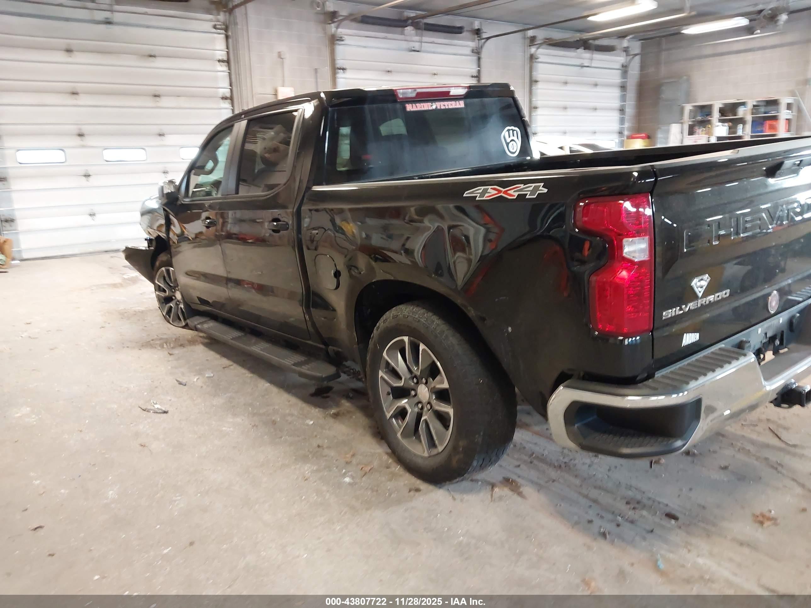 CHEVROLET SILVERADO image 3