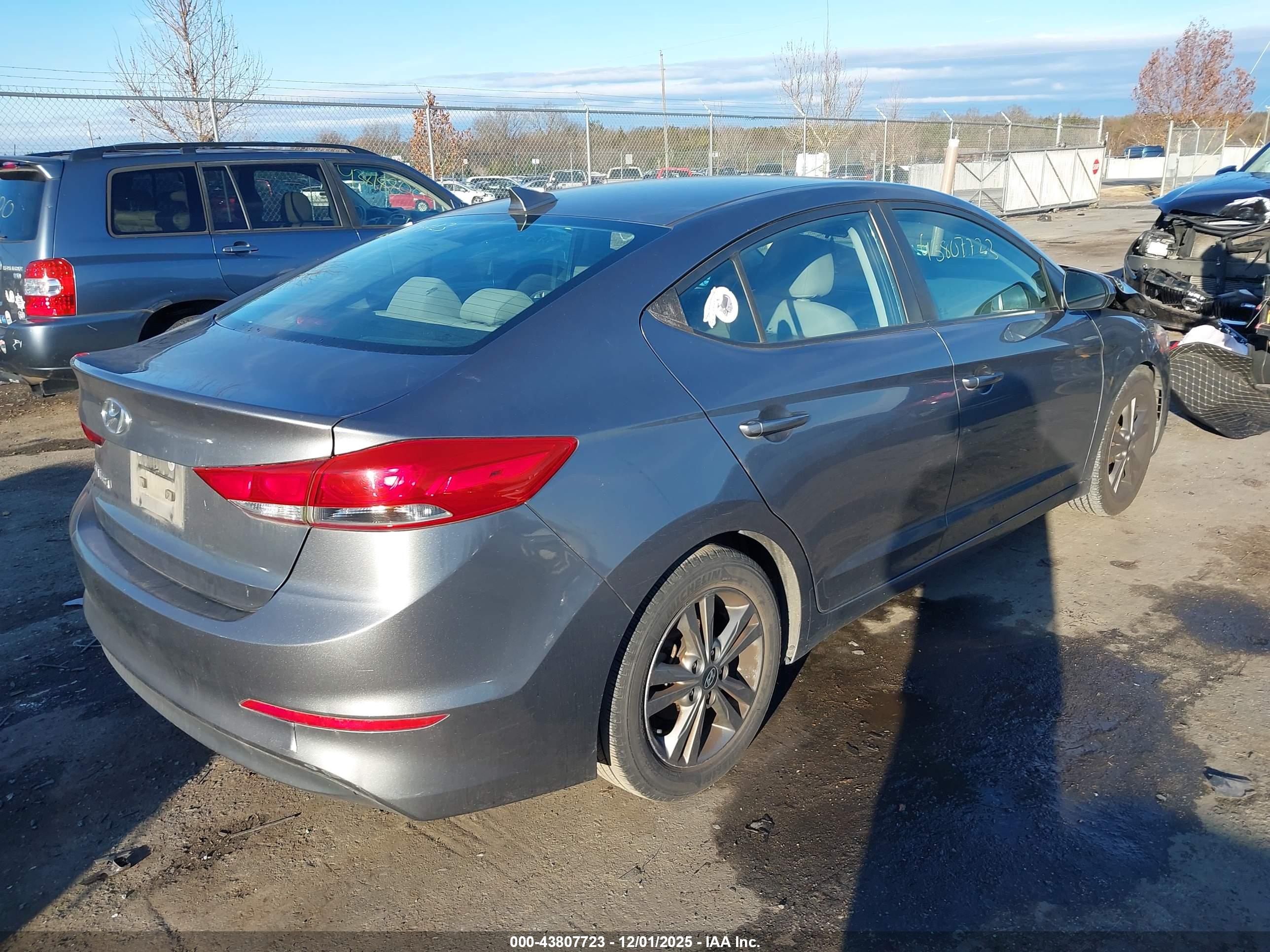 HYUNDAI ELANTRA image 4