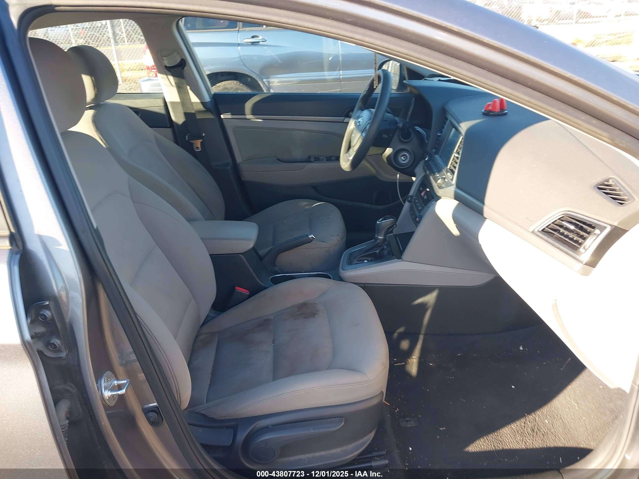 HYUNDAI ELANTRA image 5