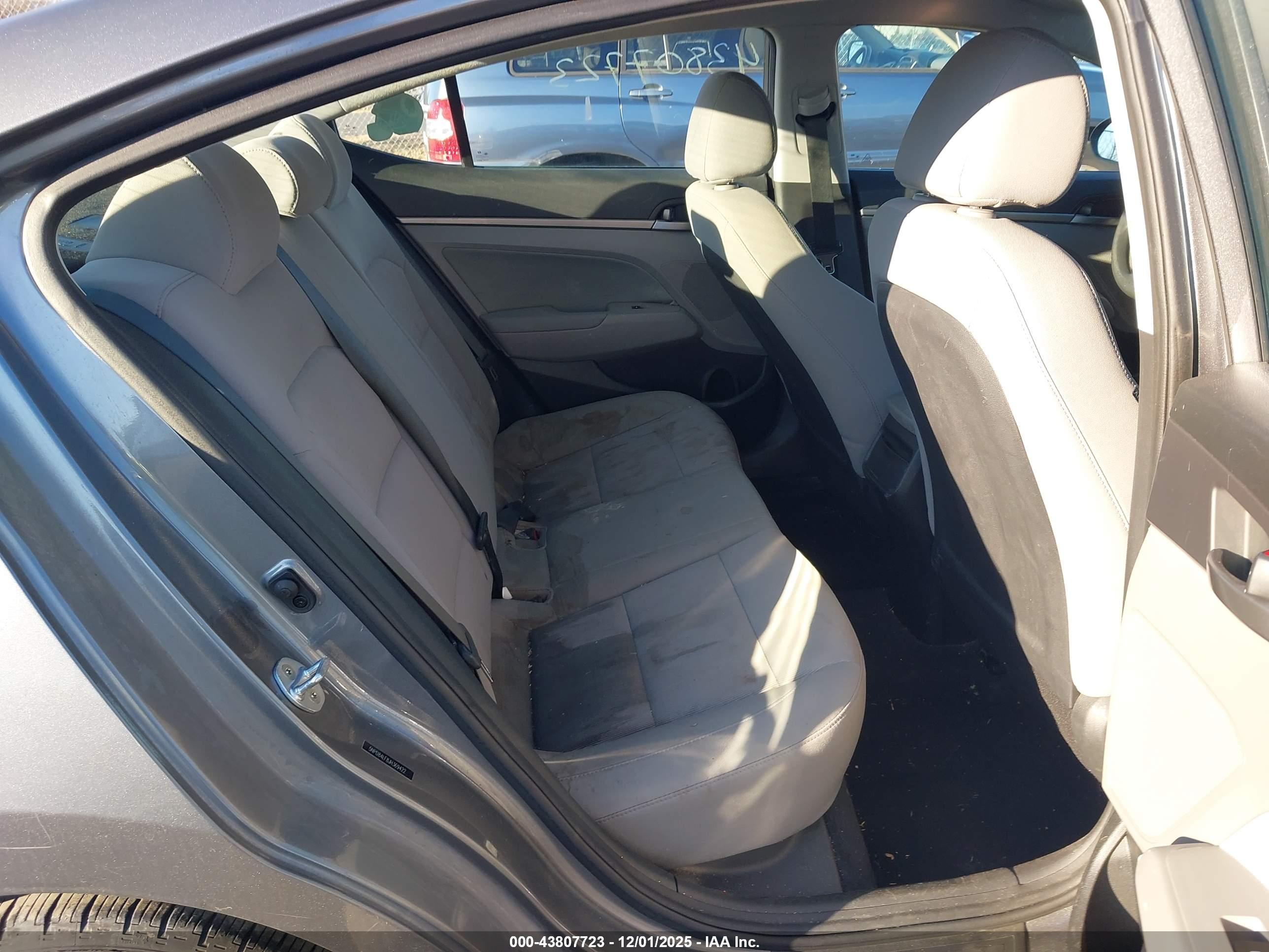 HYUNDAI ELANTRA image 8