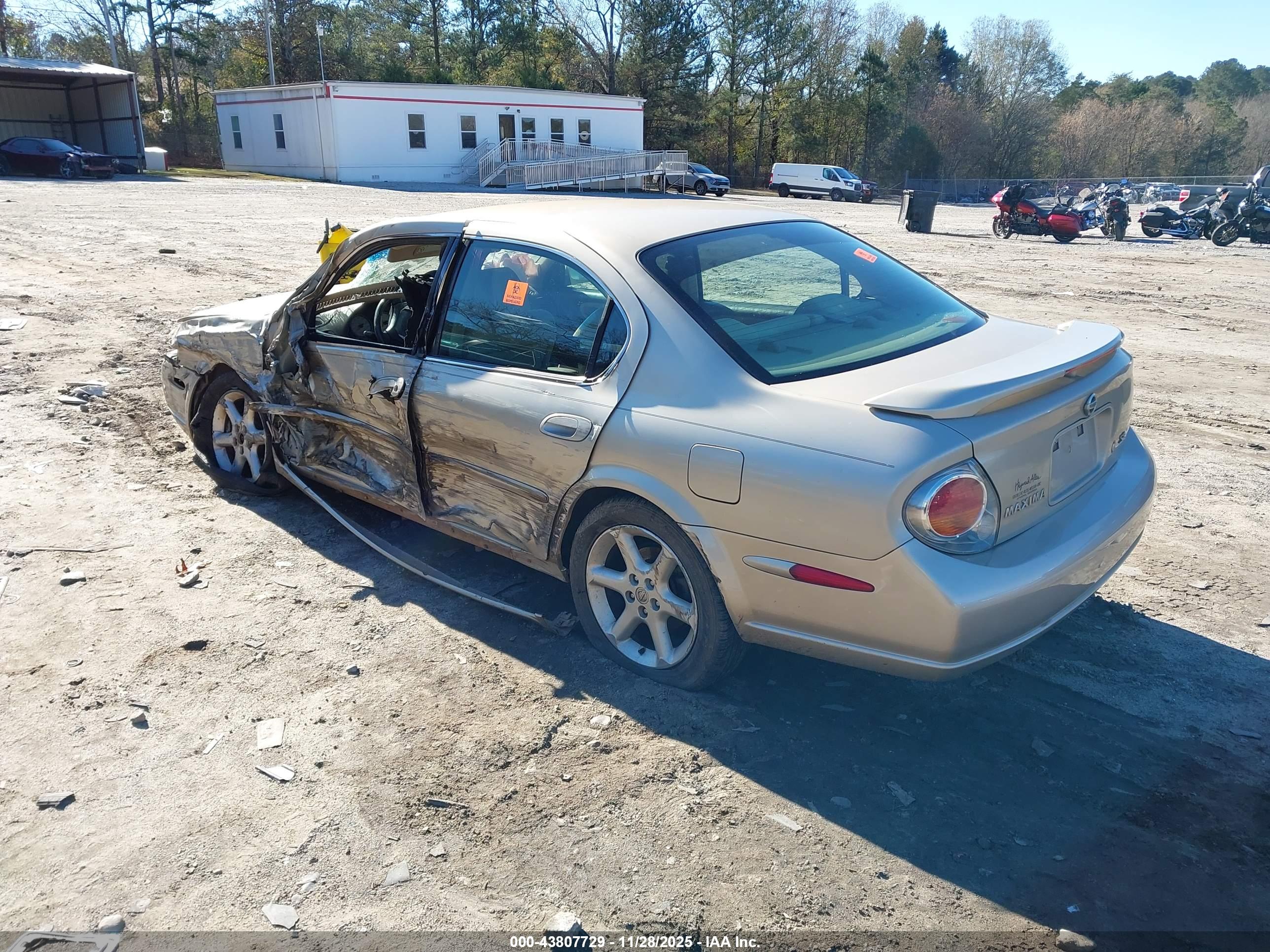 NISSAN MAXIMA image 3