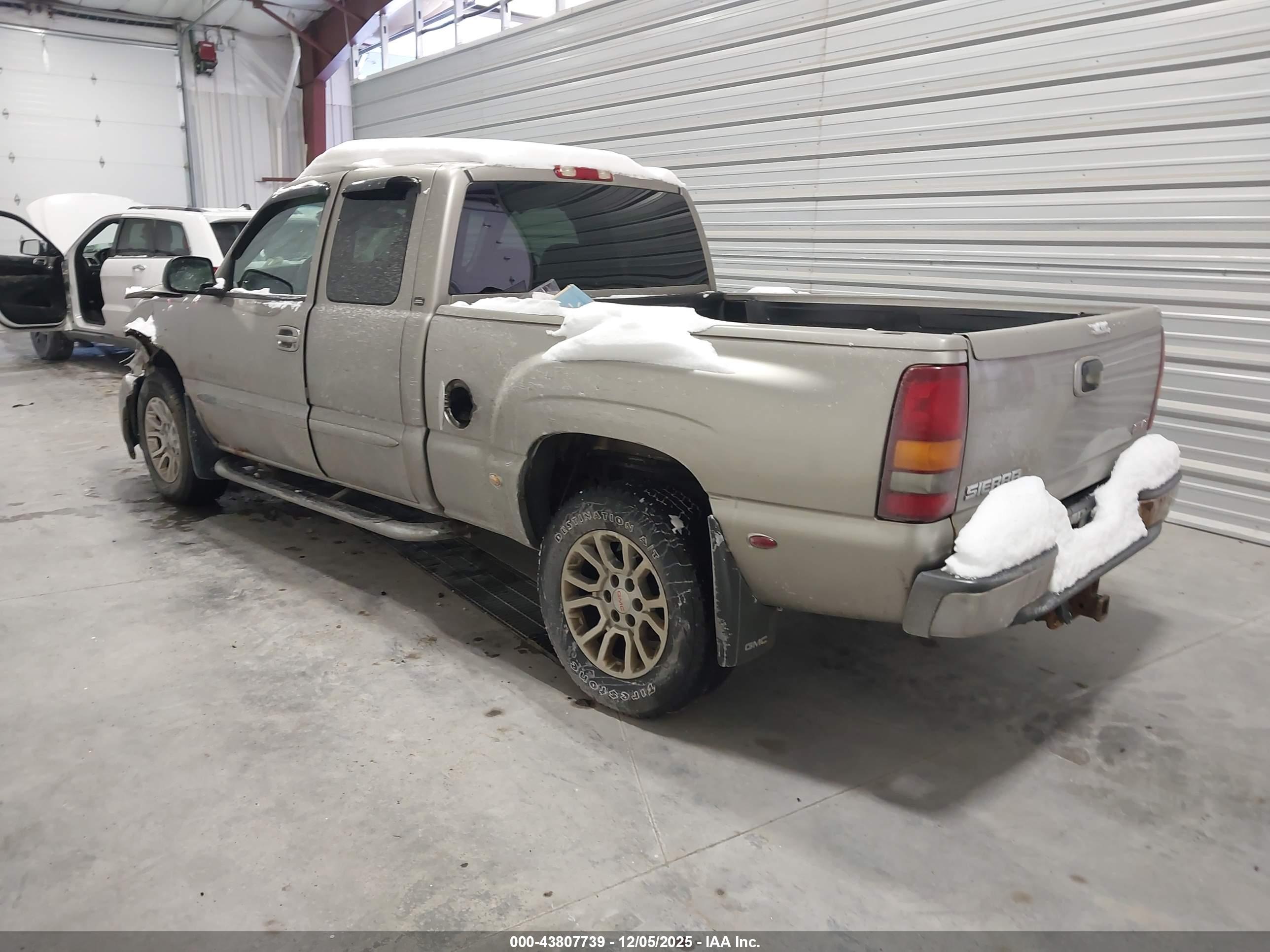 GMC SIERRA image 3